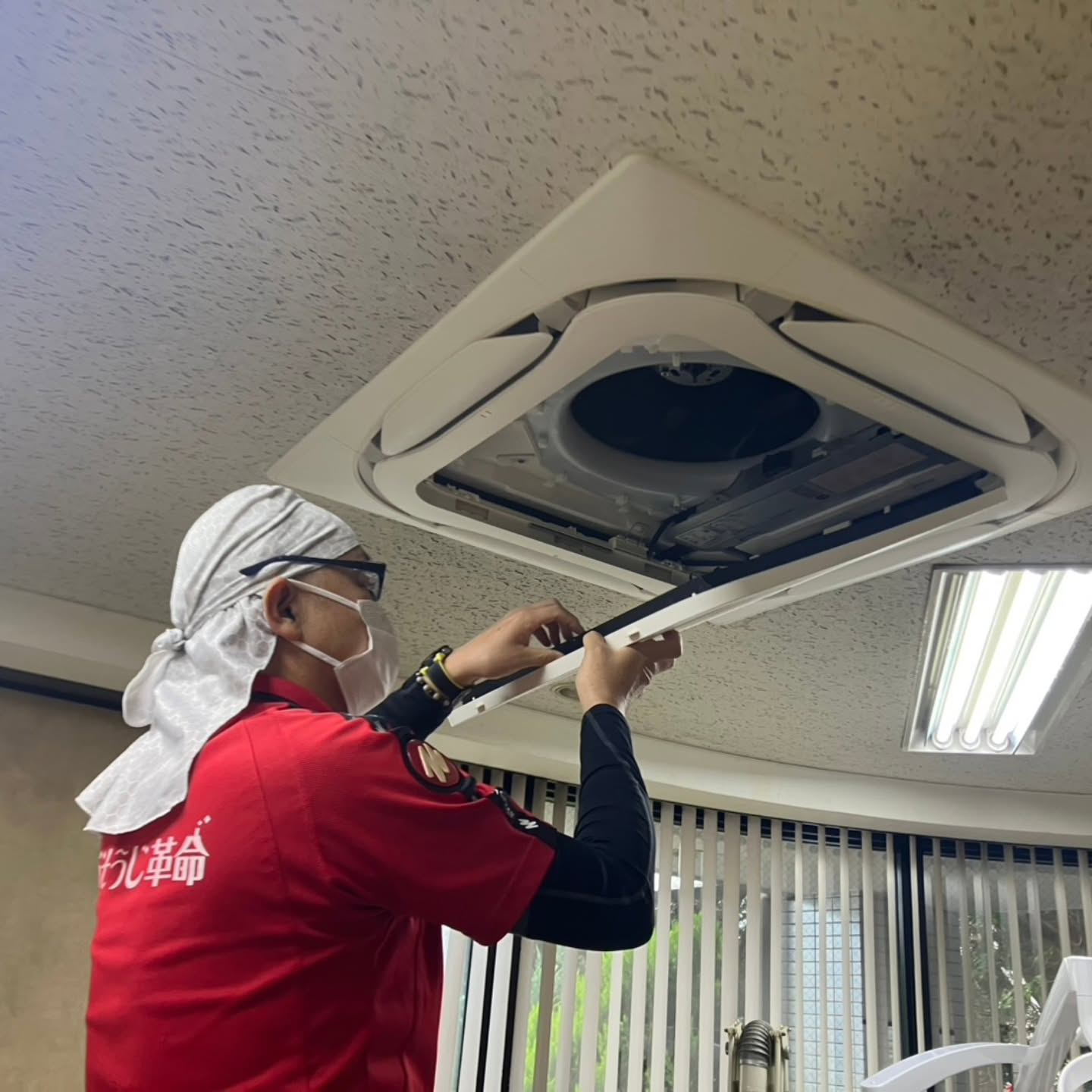 商業用エアコンは広範囲を効率的に冷暖房できるため、多くの店舗...