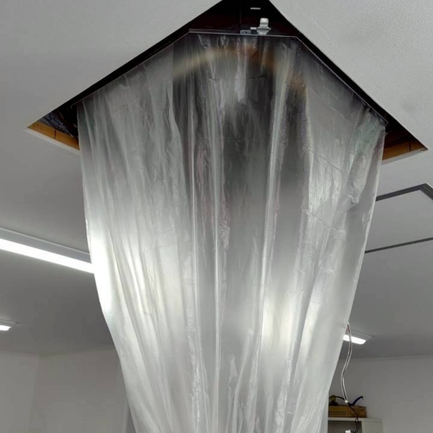 商業用エアコンは広範囲を効率的に冷暖房できるため、多くの店舗...