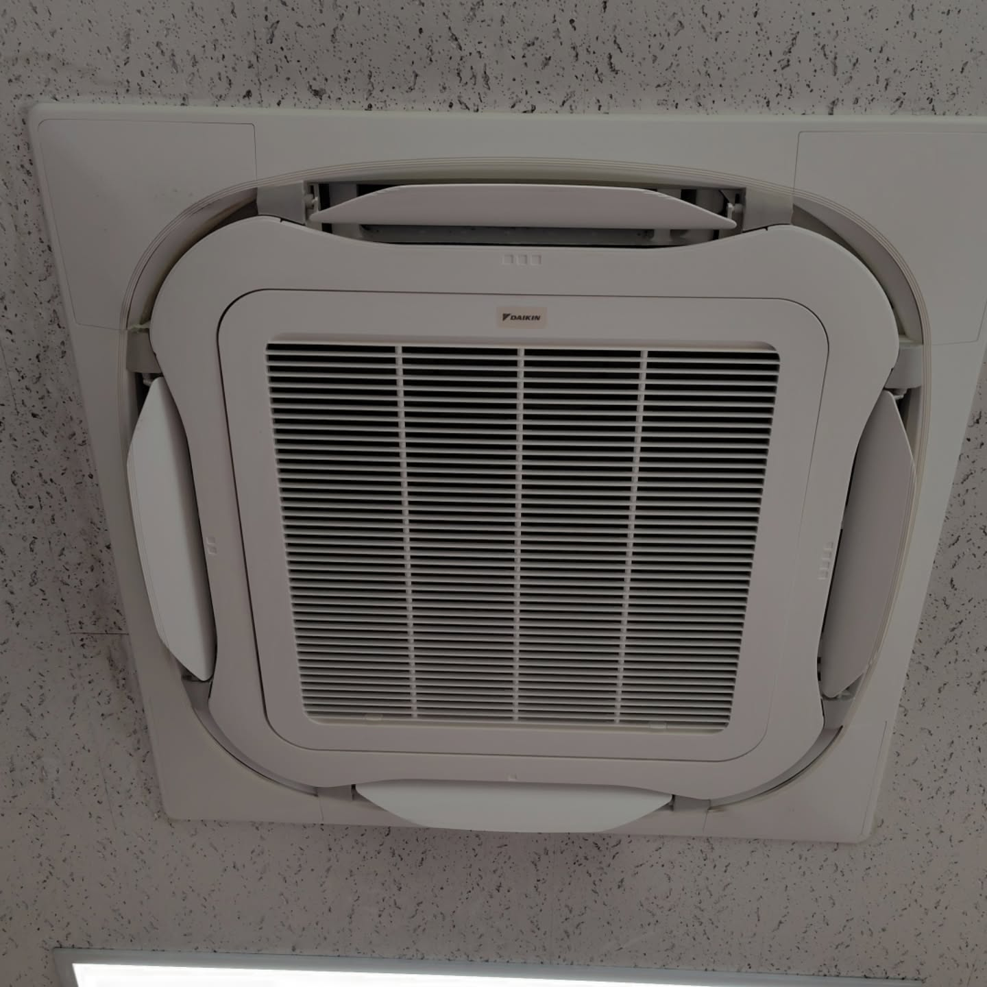 業務用エアコンを毎日使用する職場や施設で、「空気が重く感じる...