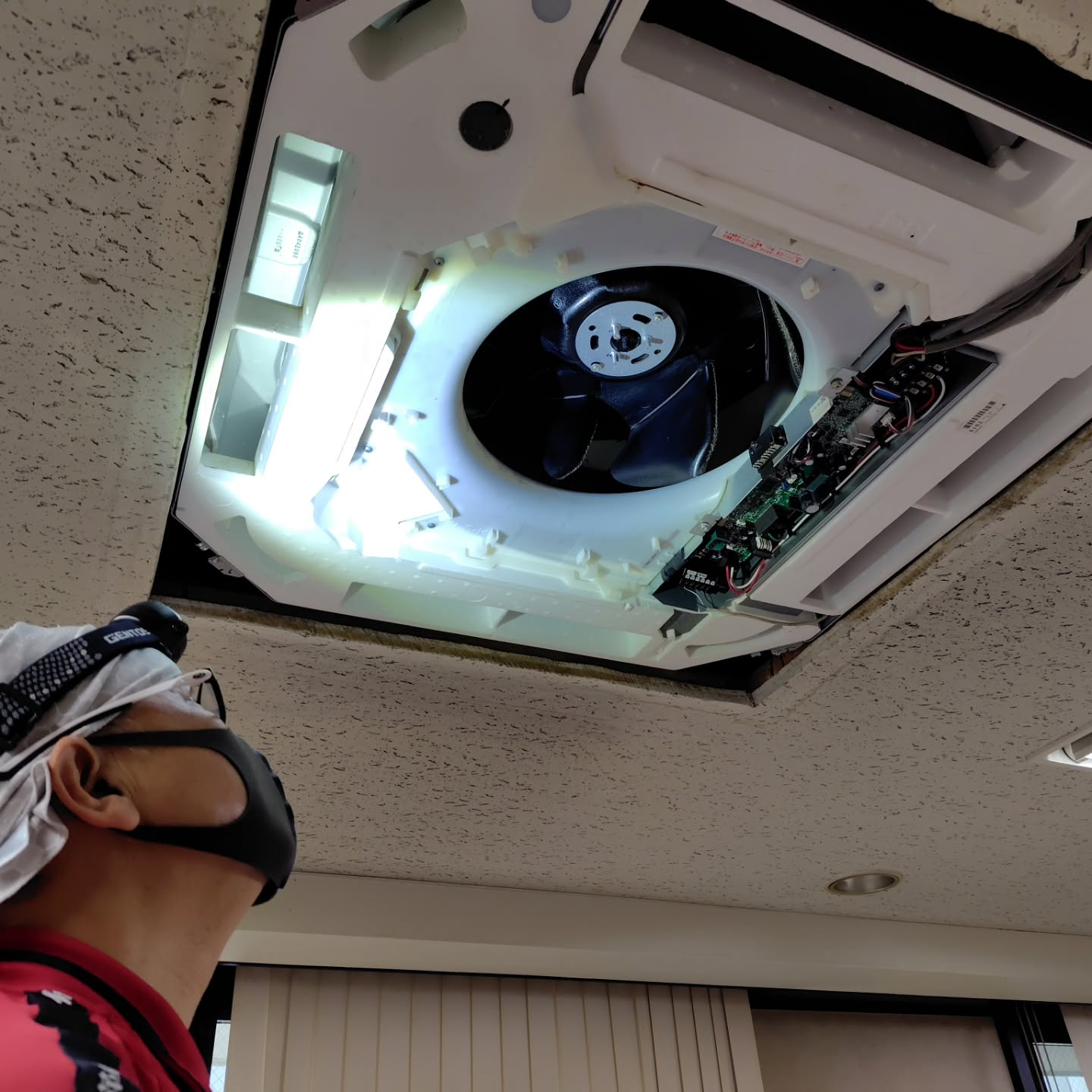 業務用エアコンを毎日使用する職場や施設で、「空気が重く感じる...