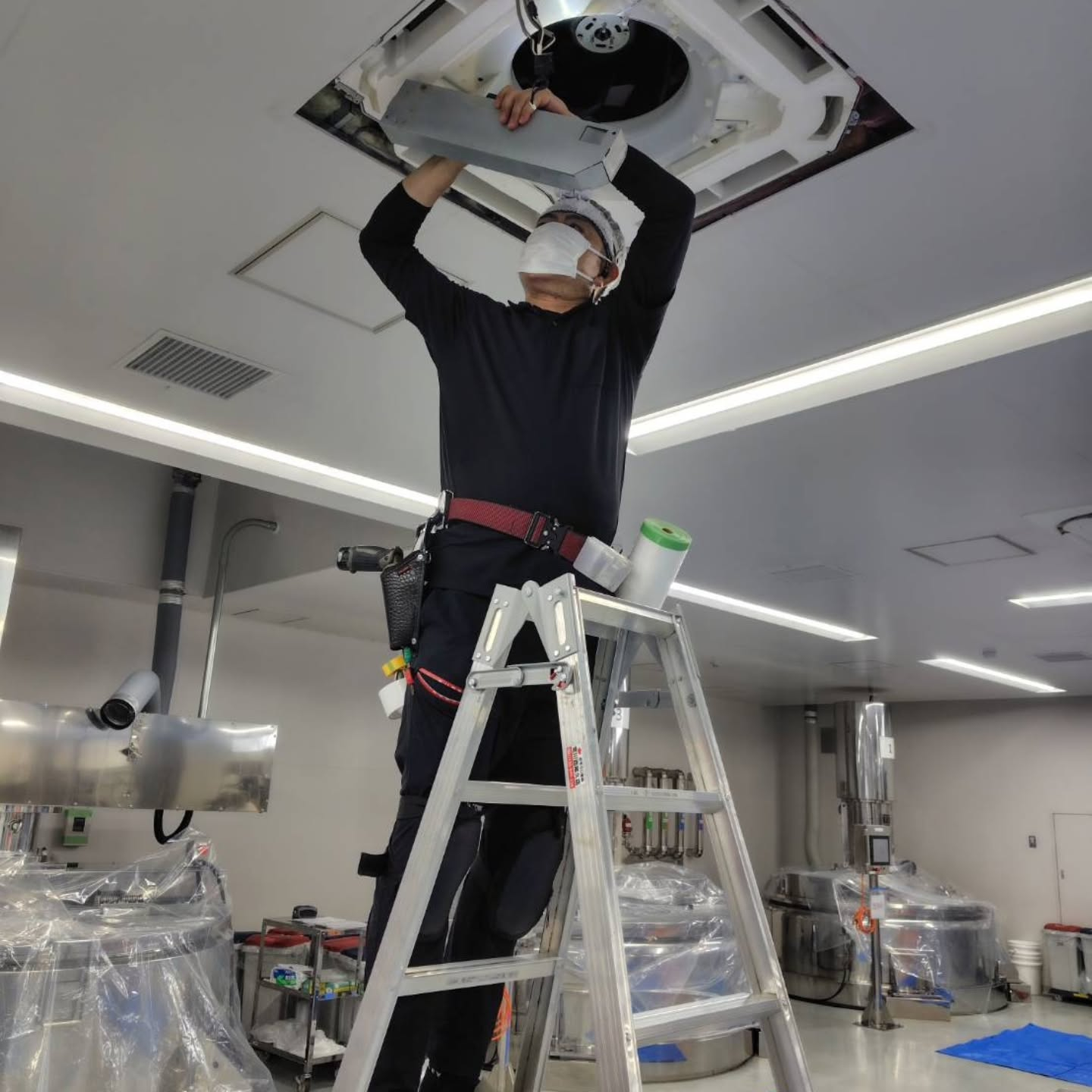 今日はおそうじ革命足立西新井店の柳川さんの工場の業務用エアコ...