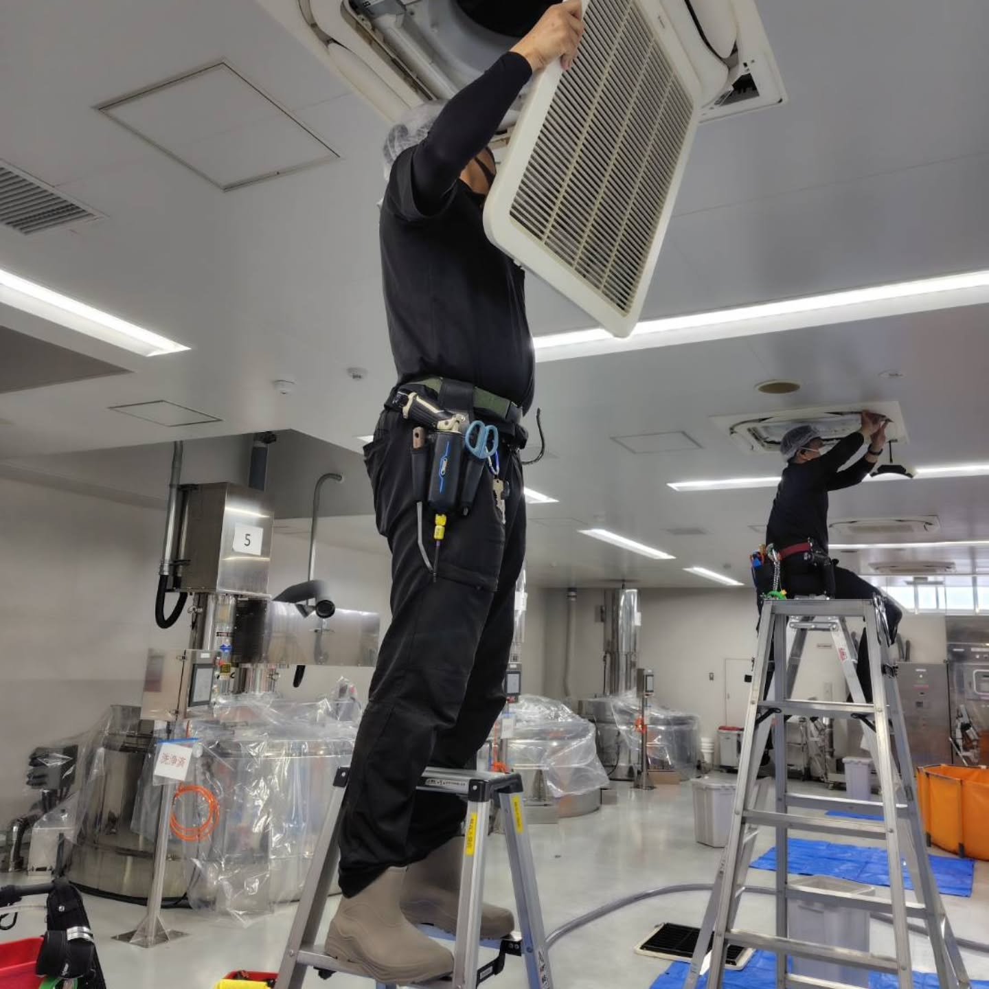 今日はおそうじ革命足立西新井店の柳川さんの工場の業務用エアコ...