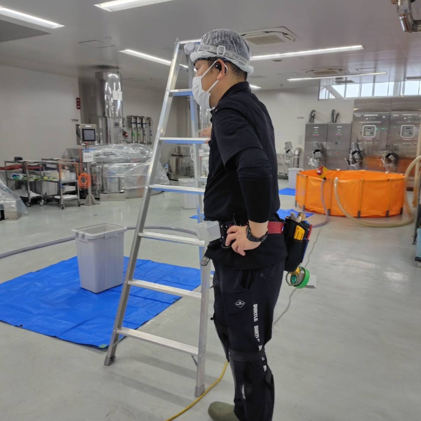 今日はおそうじ革命足立西新井店の柳川さんの工場の業務用エアコ...