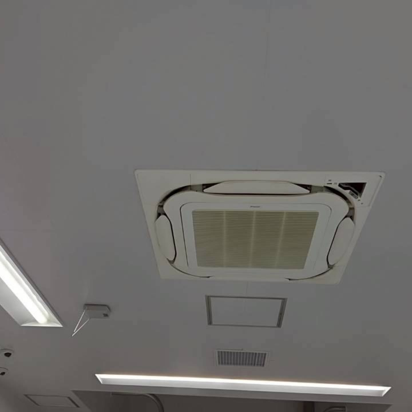 今日はおそうじ革命足立西新井店の柳川さんの工場の業務用エアコ...