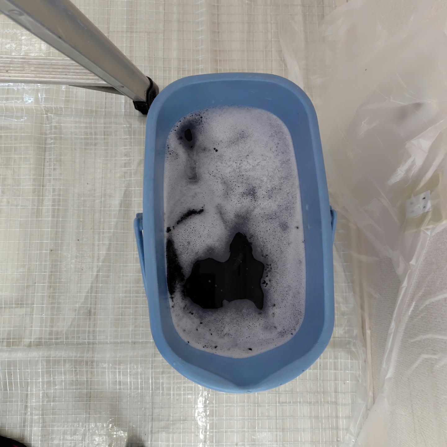 エアコンを使い始めたら、突然黒い固まりが飛んできたことはあり...