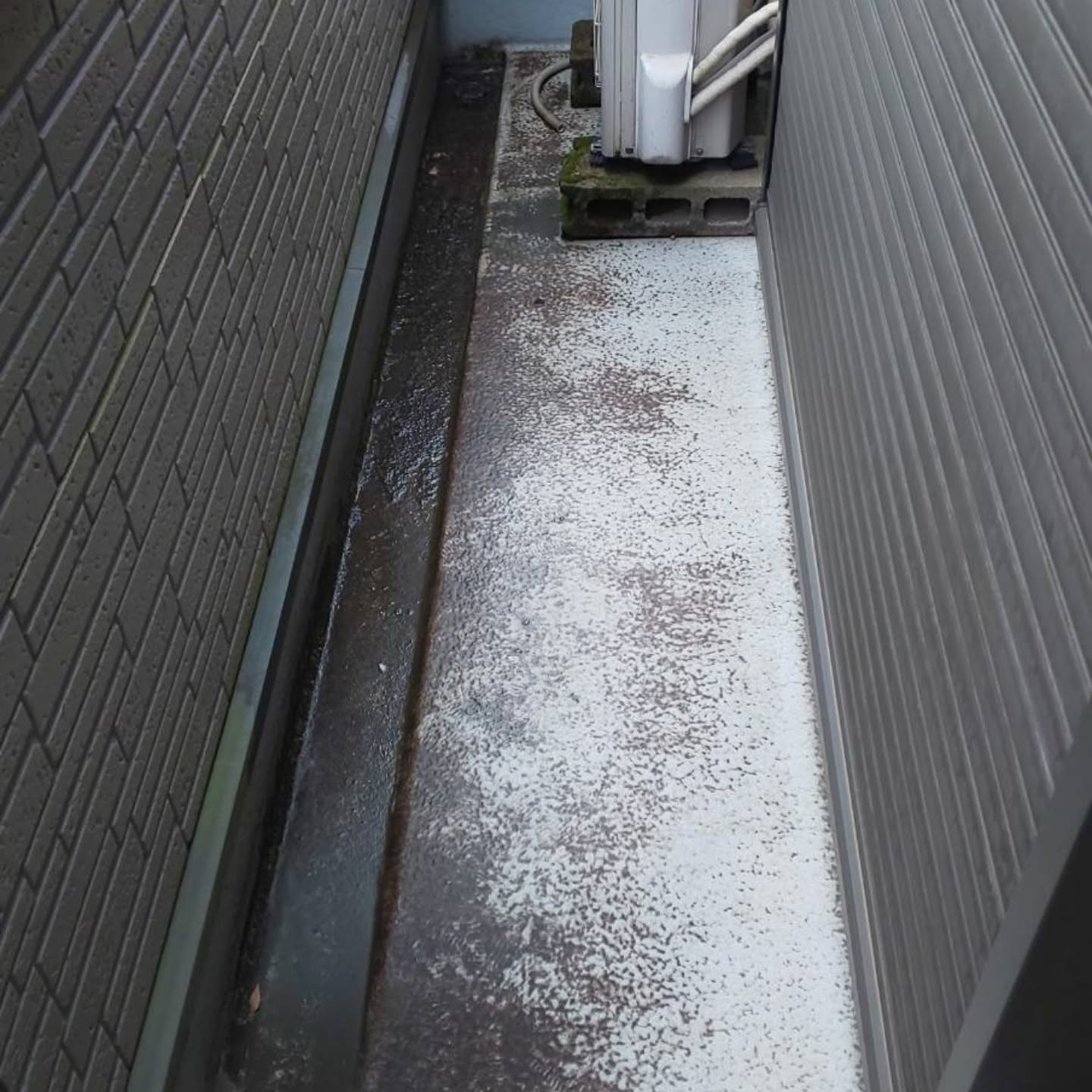 春の風が心地よい季節になりましたが、この時期、ベランダの清掃...