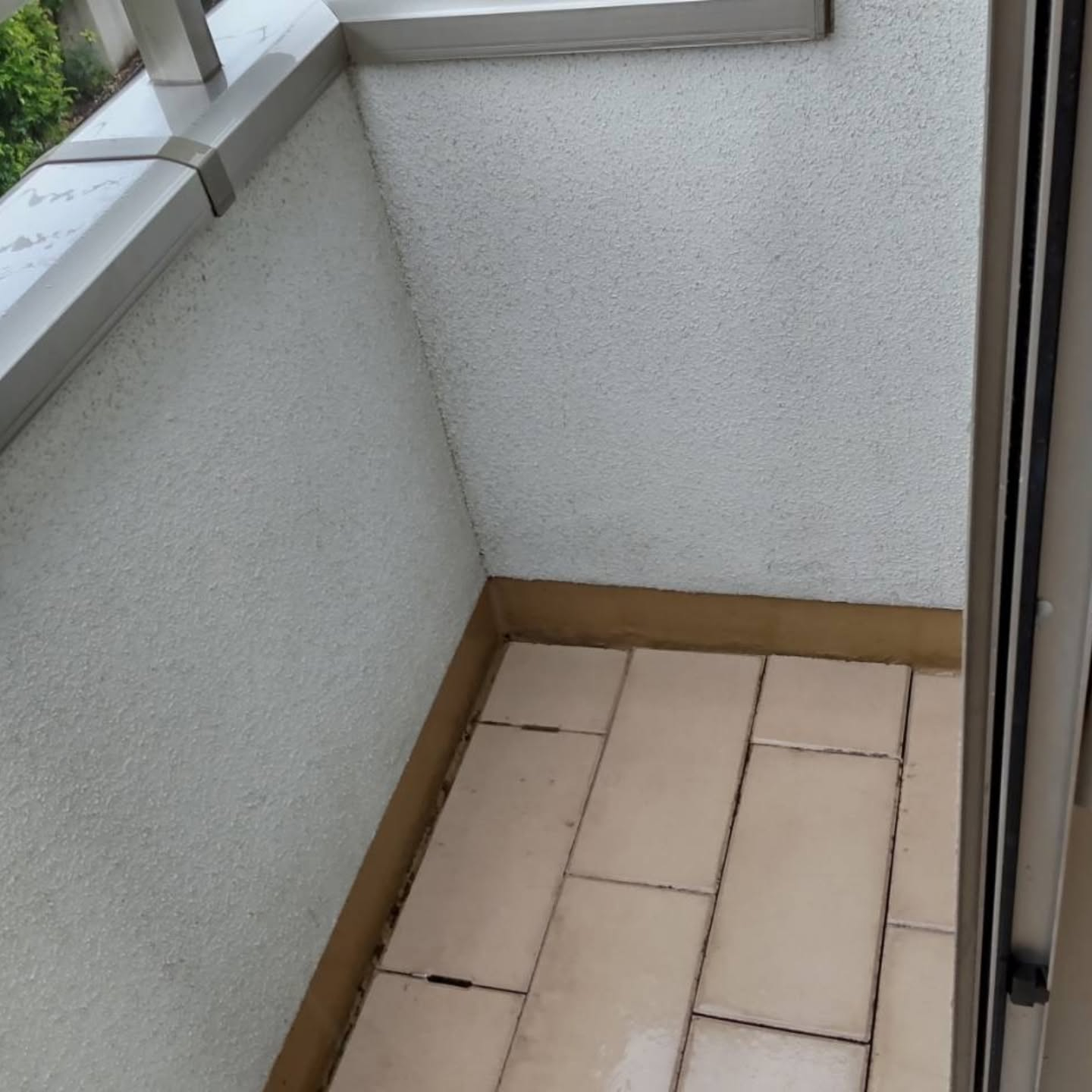 春の風が心地よい季節になりましたが、この時期、ベランダの清掃...