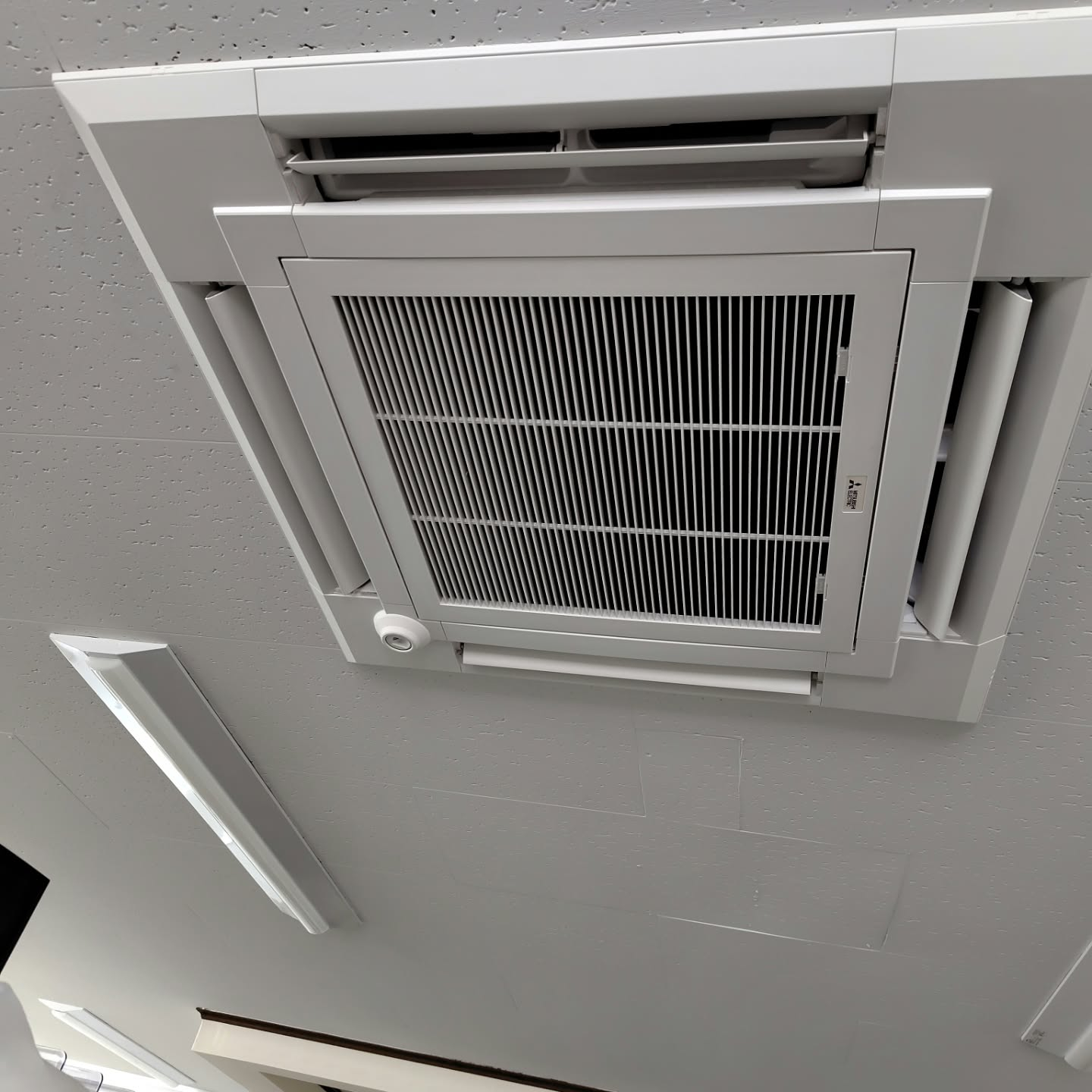 本日は業務用エアコンのメンテナンスを行っています。