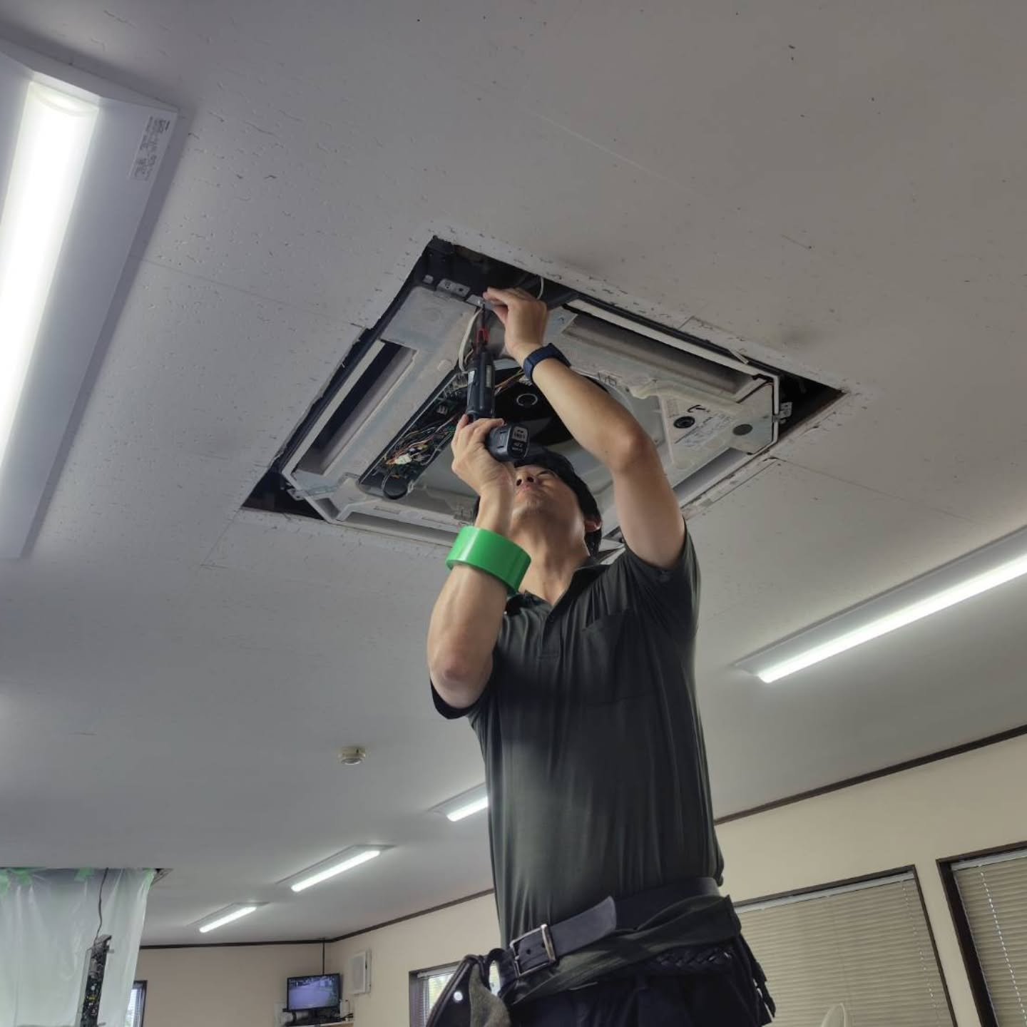 本日は業務用エアコンのメンテナンスを行っています。