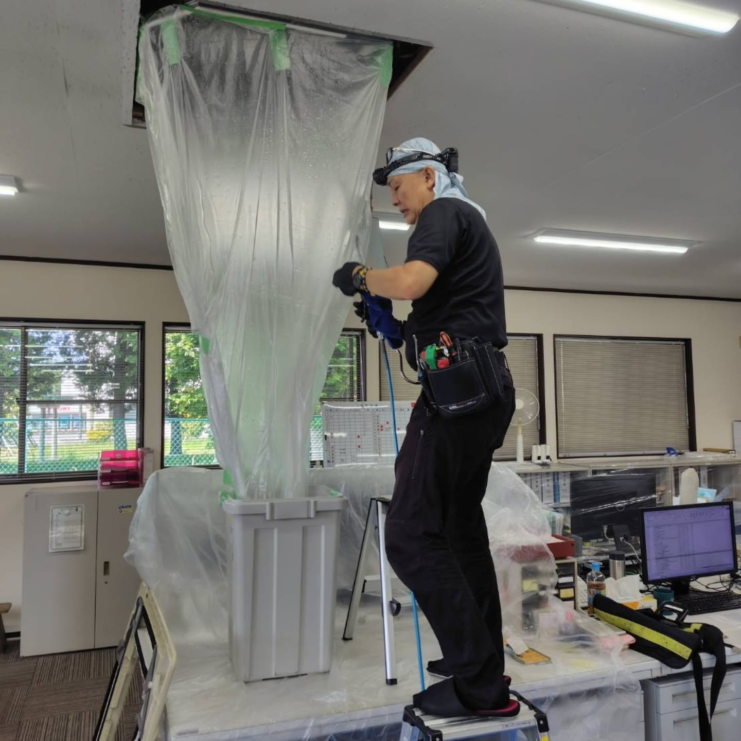 本日は業務用エアコンのメンテナンスを行っています。
