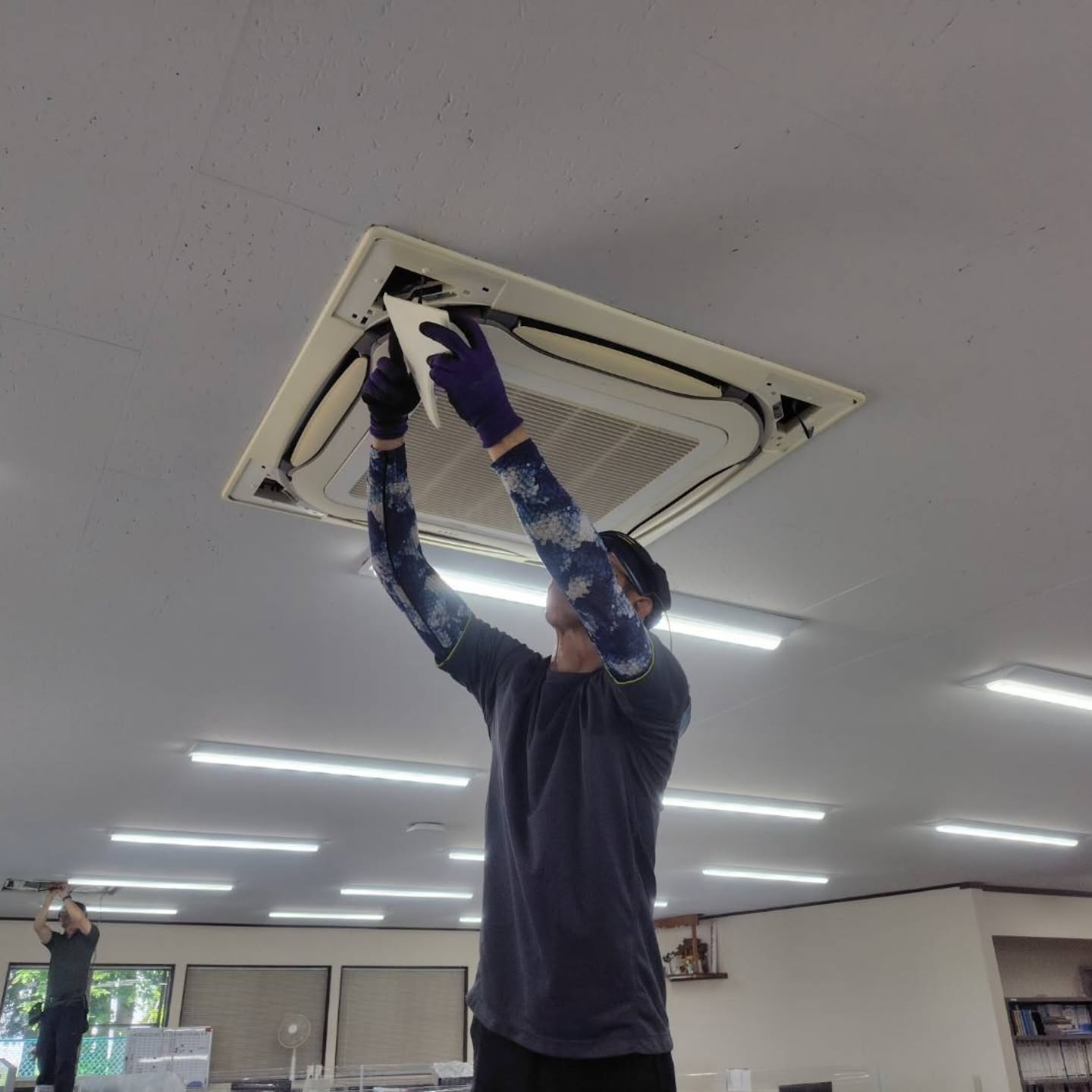 本日は業務用エアコンのメンテナンスを行っています。