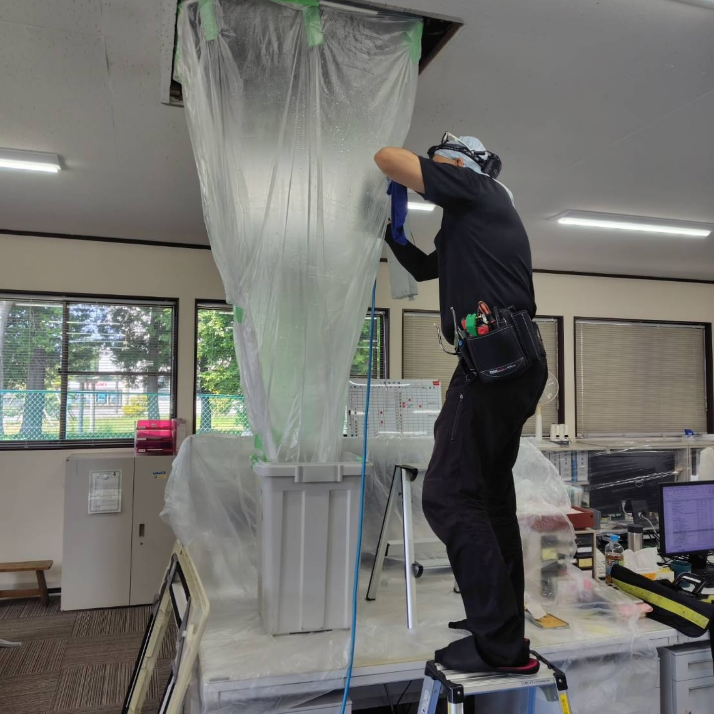 本日は業務用エアコンのメンテナンスを行っています。