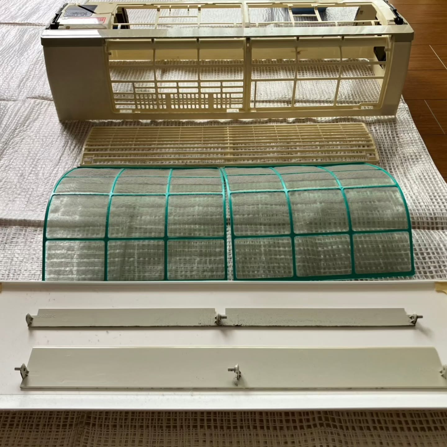 懐かしい20年前のエアコンをお手入れしました。