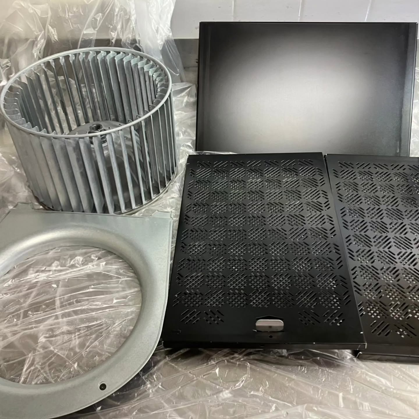 毎年エアコンクリーニングをご依頼くださるお客様から、レンジフ...