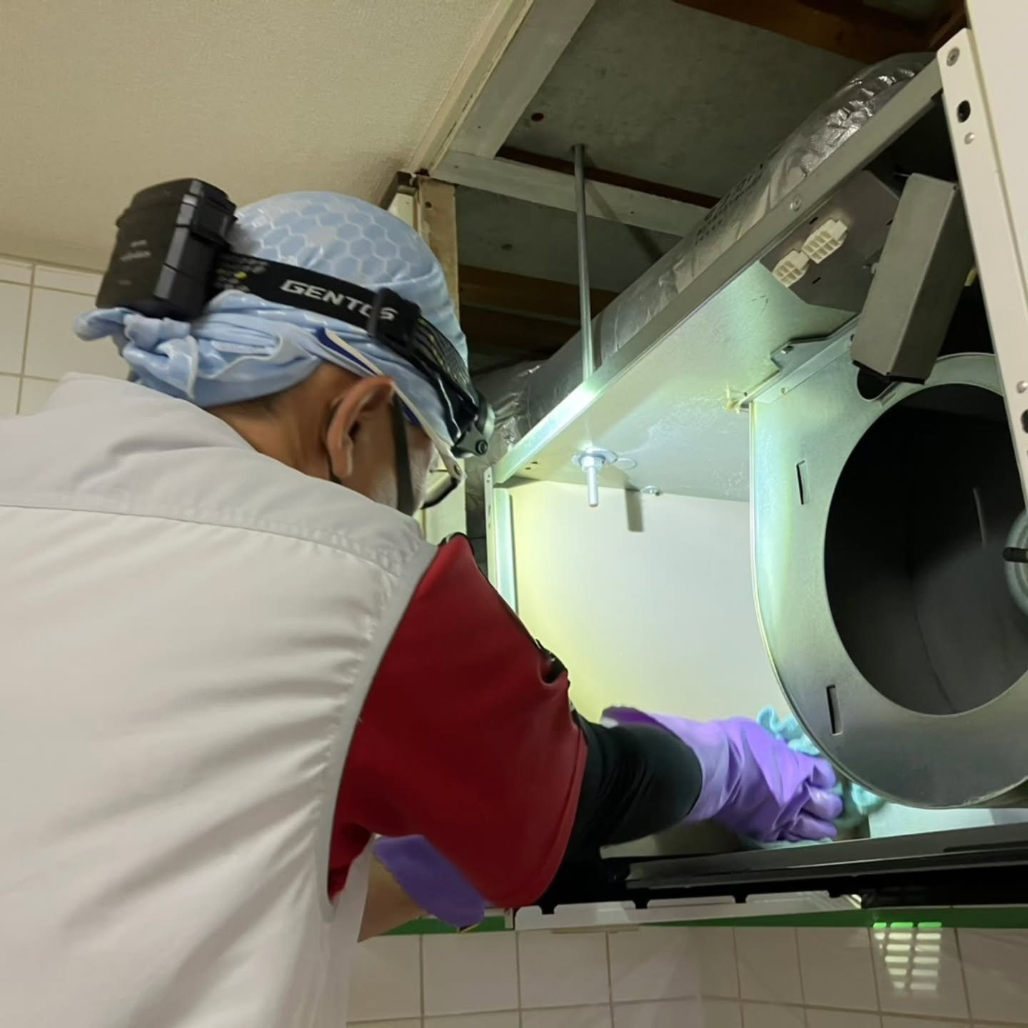 毎年エアコンクリーニングをご依頼くださるお客様から、レンジフ...