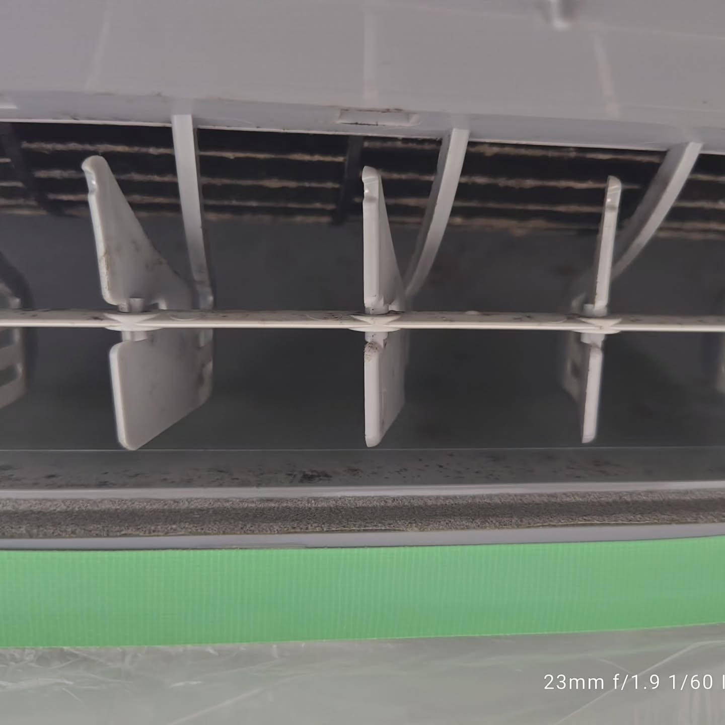 エアコンクリーニングの際、ベッドなどの家具がエアコンの下に配...