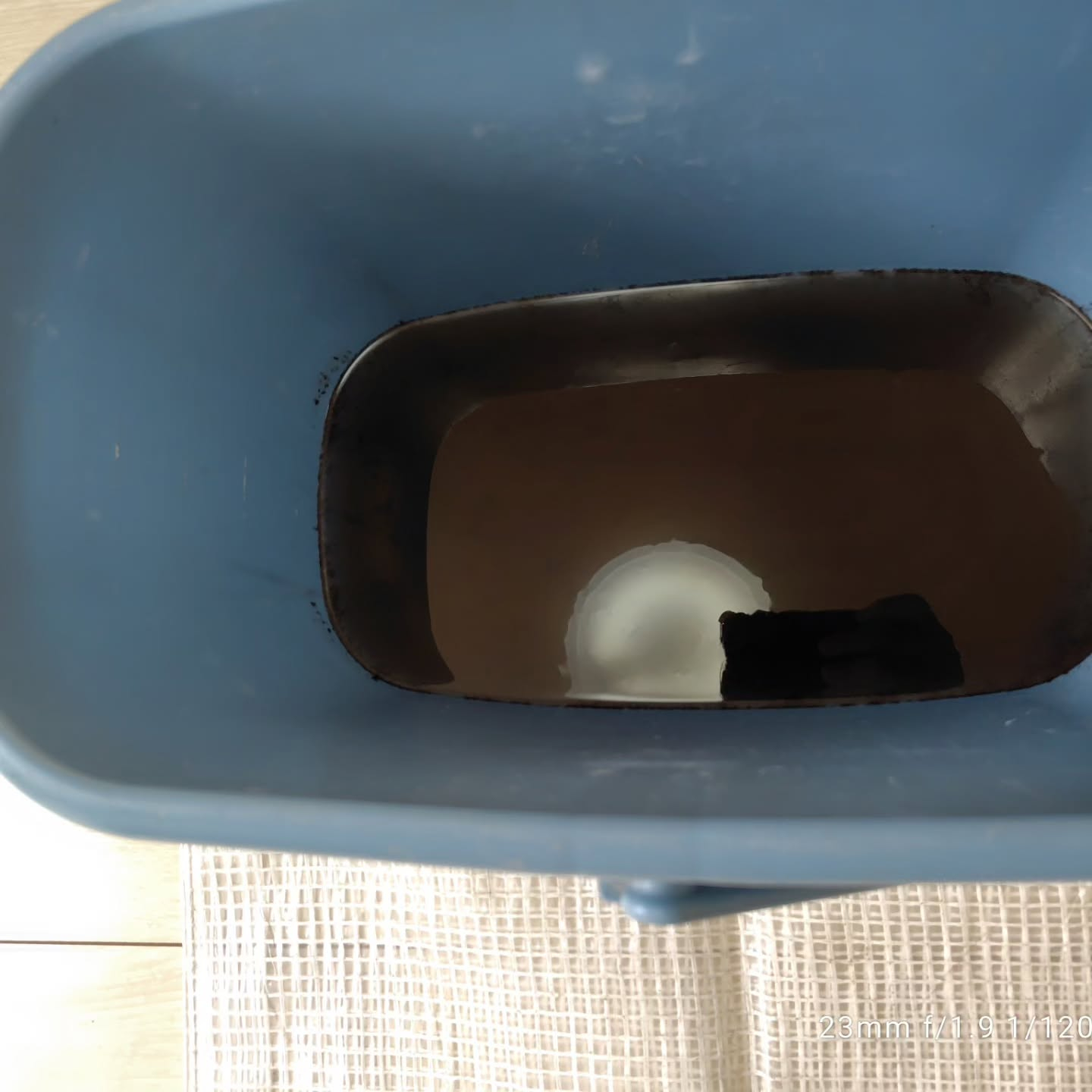 エアコンクリーニングの際、ベッドなどの家具がエアコンの下に配...