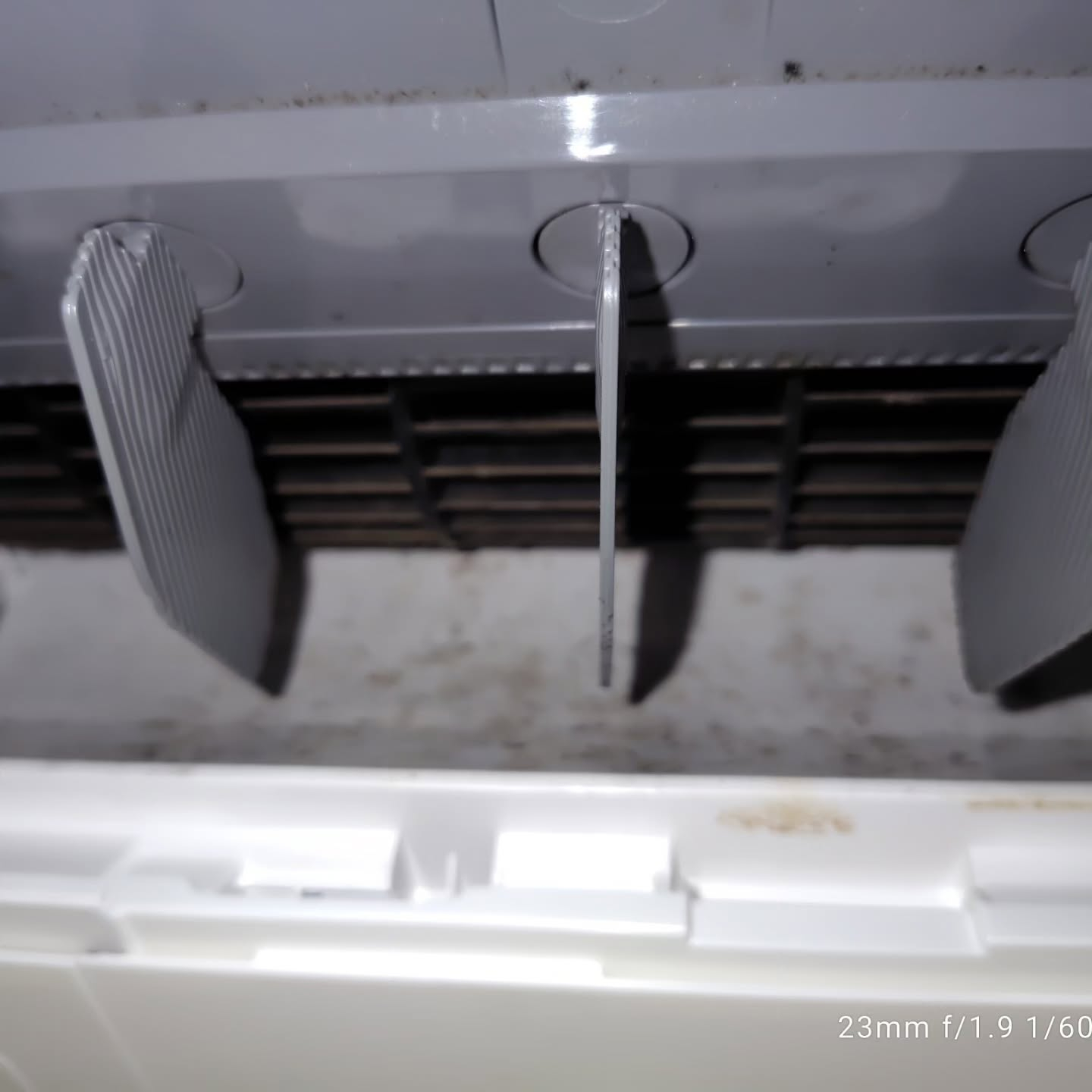 お掃除機能付きのエアコンは、フィルターの自動清掃を目的として...