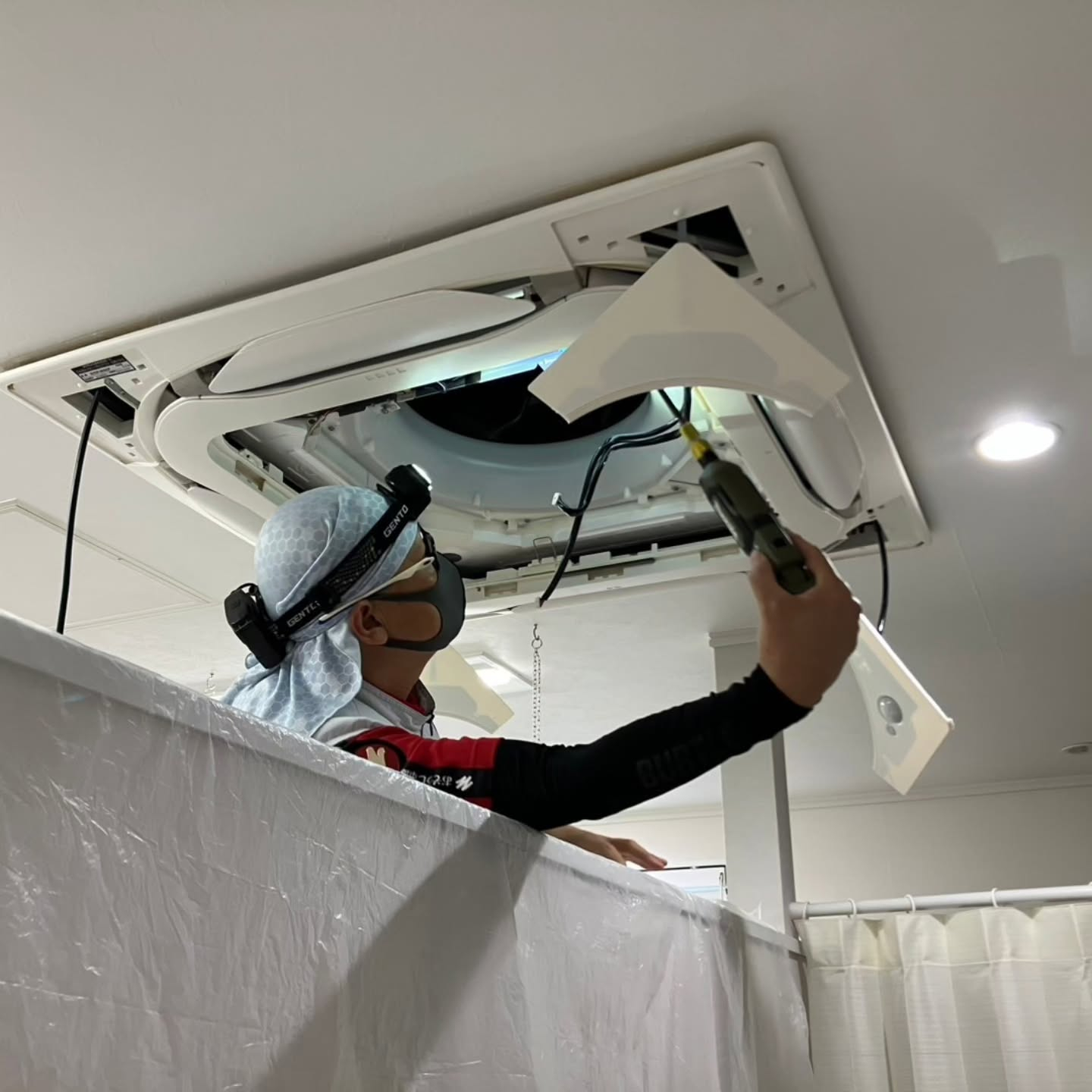 エアコンの匂いが気になるお客様のために、天井埋め込み型エアコ...