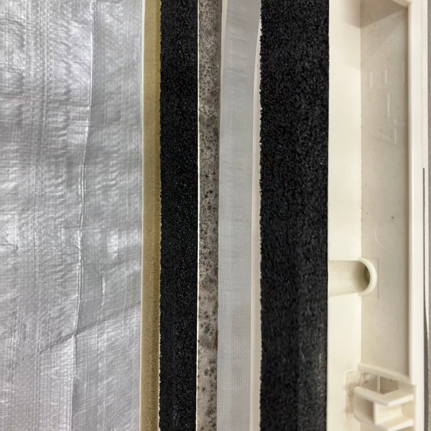 エアコンの匂いが気になるお客様のために、天井埋め込み型エアコ...