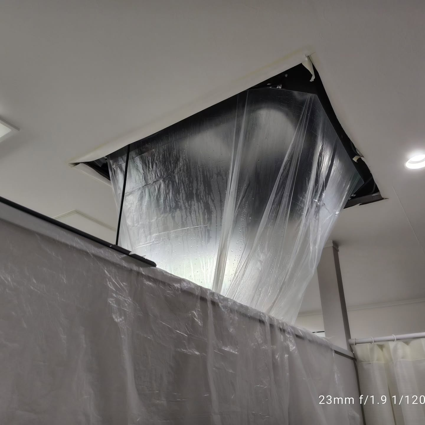 エアコンの匂いが気になるお客様のために、天井埋め込み型エアコ...