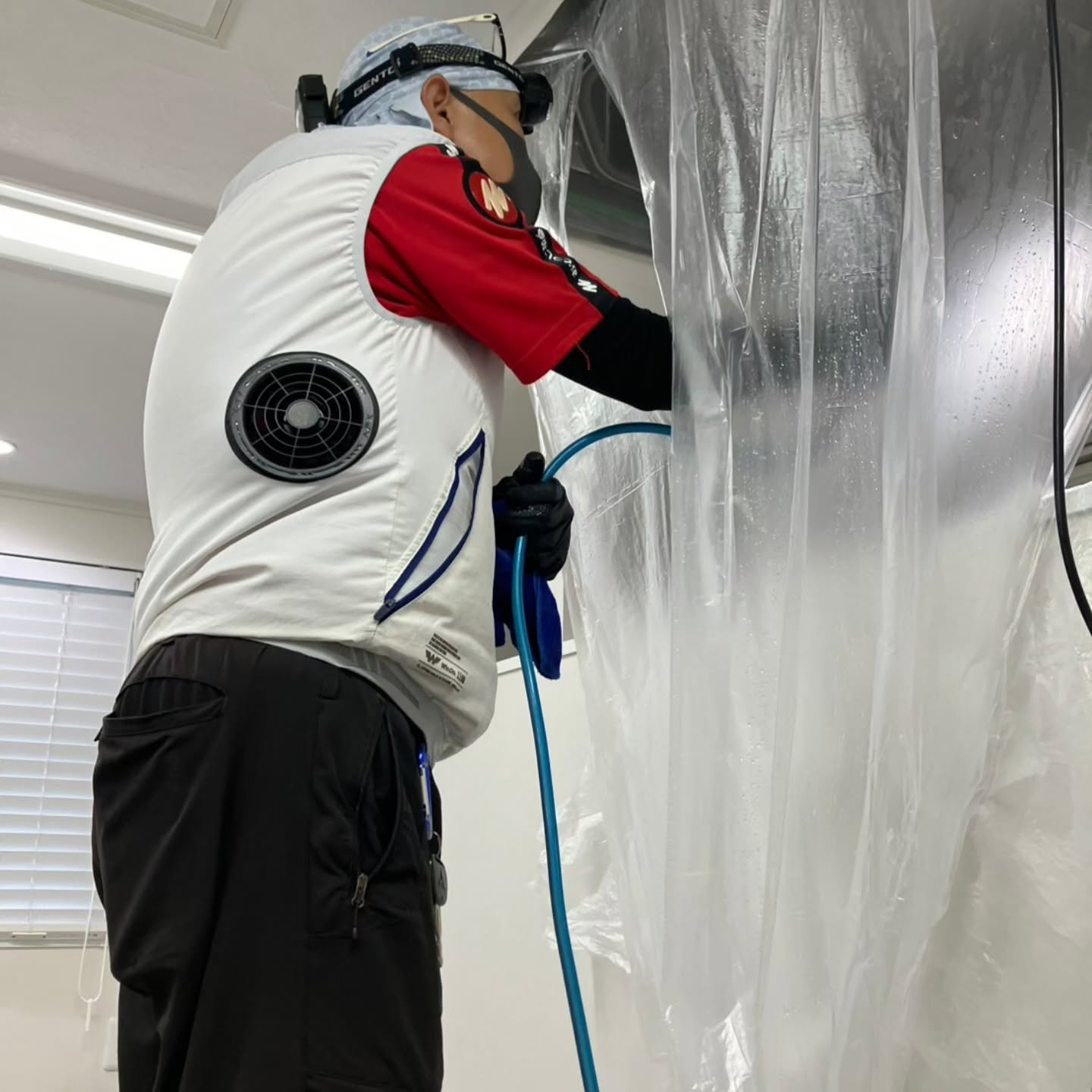 エアコンの匂いが気になるお客様のために、天井埋め込み型エアコ...