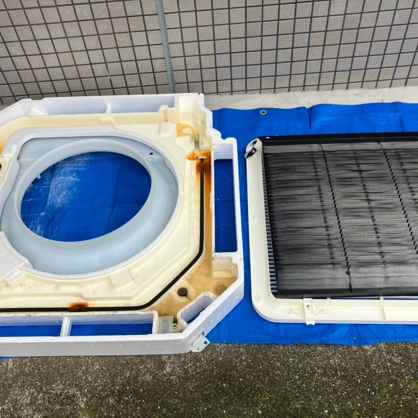 エアコンの匂いが気になるお客様のために、天井埋め込み型エアコ...
