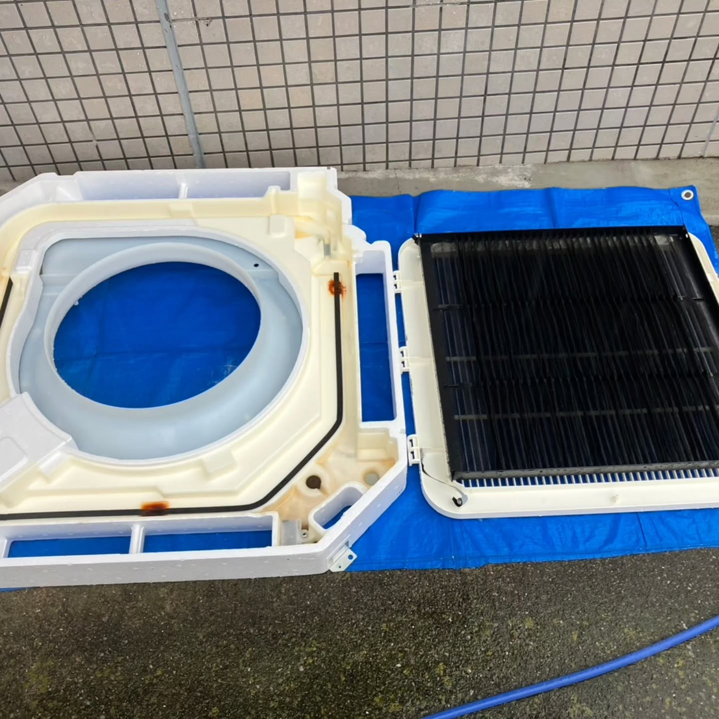 エアコンの匂いが気になるお客様のために、天井埋め込み型エアコ...
