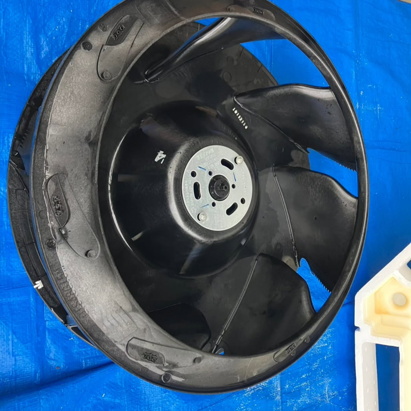 エアコンの匂いが気になるお客様のために、天井埋め込み型エアコ...