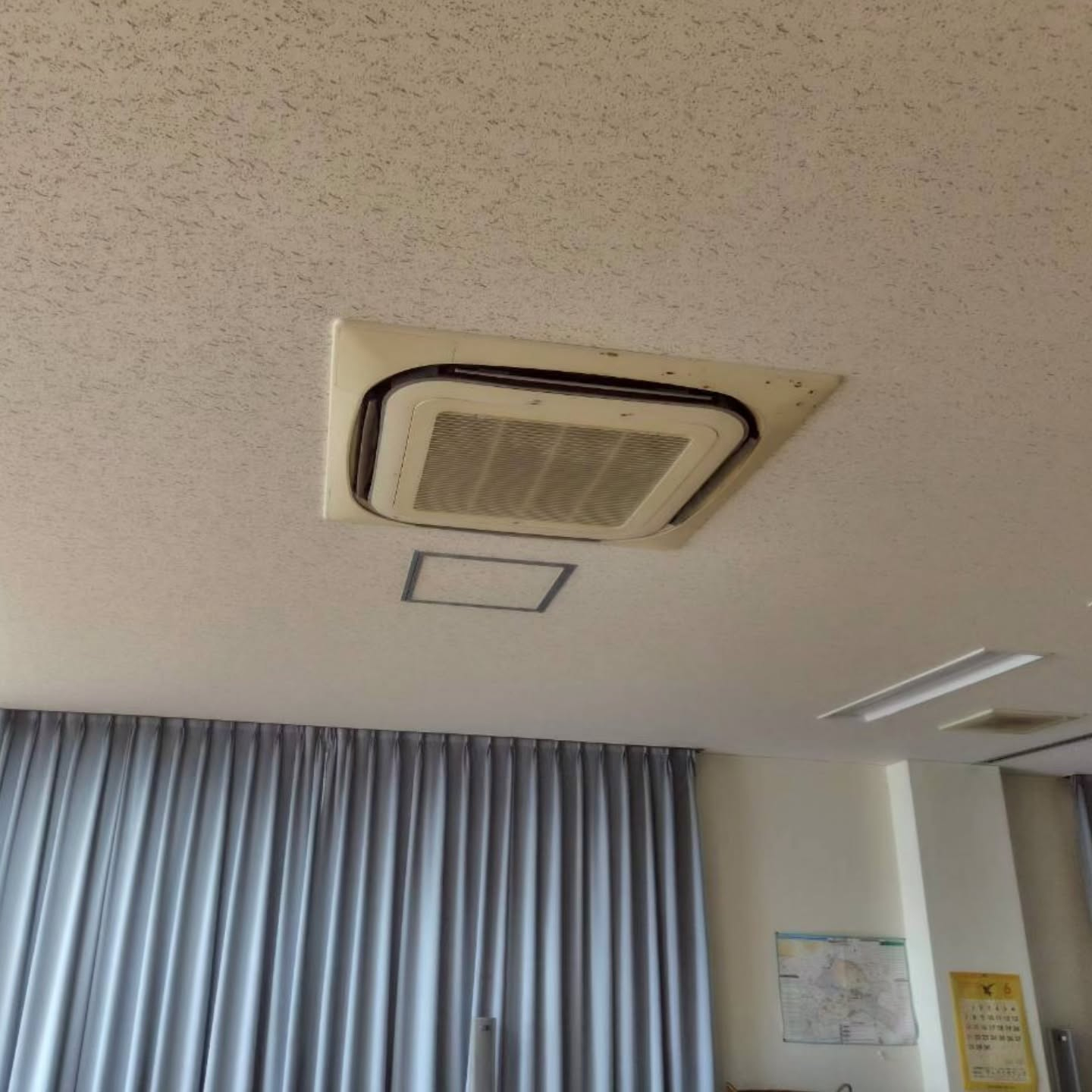 業務用エアコンの洗浄は、店舗や事務所の衛生環境を保持するため...