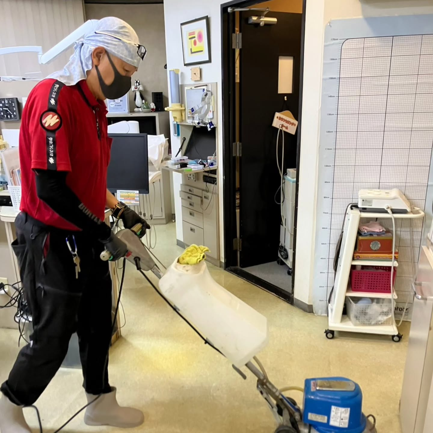 本日は定期的なクリニックの床の清掃日です。