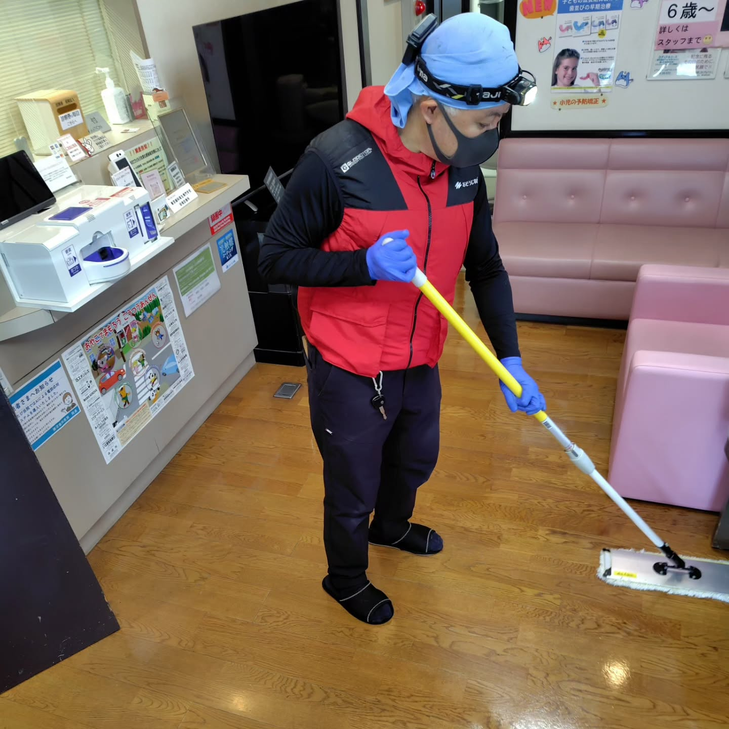 本日は定期的なクリニックの床の清掃日です。