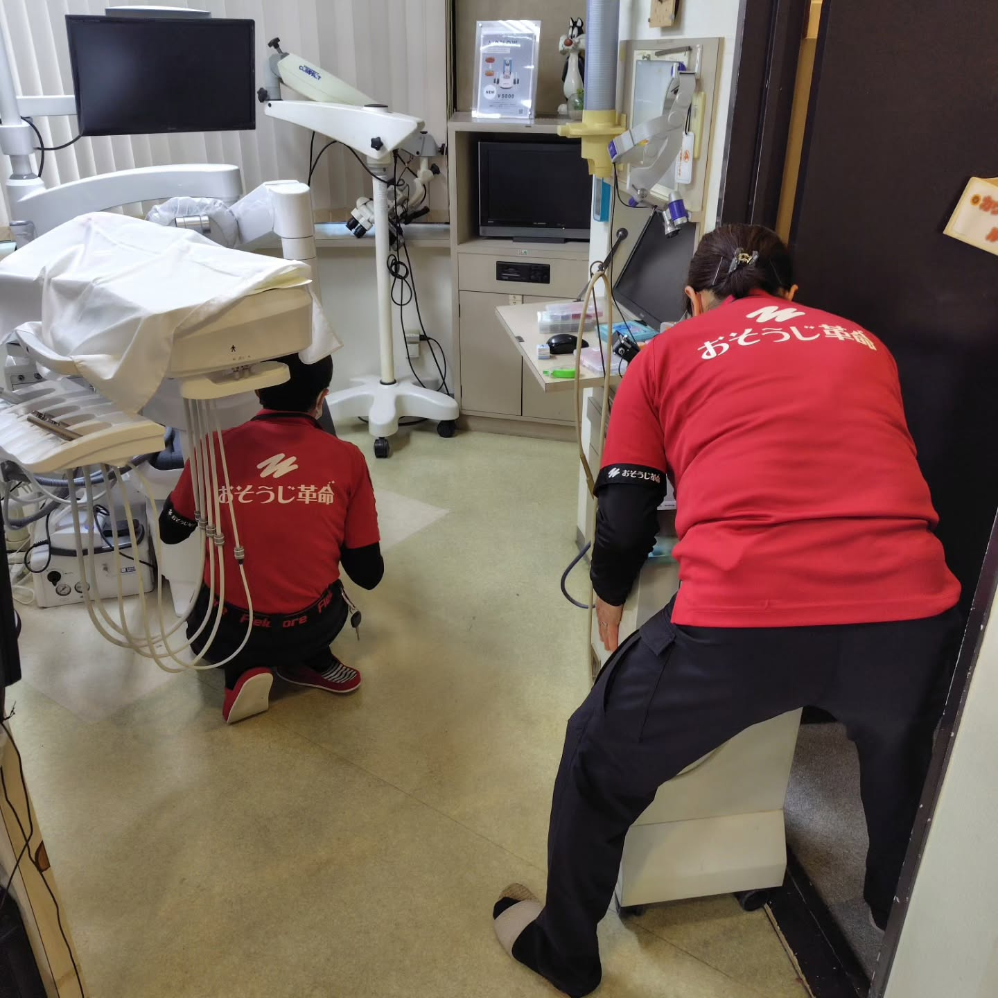 本日は定期的なクリニックの床の清掃日です。