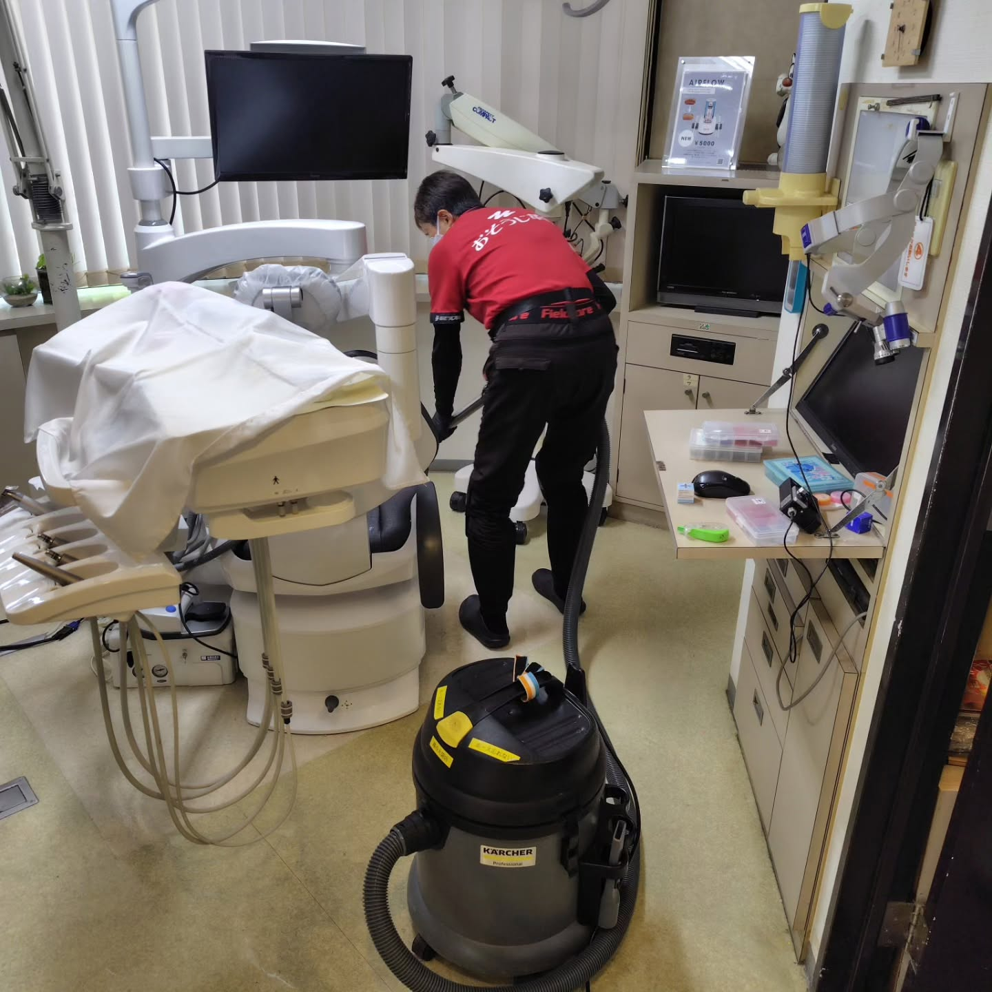 本日は定期的なクリニックの床の清掃日です。