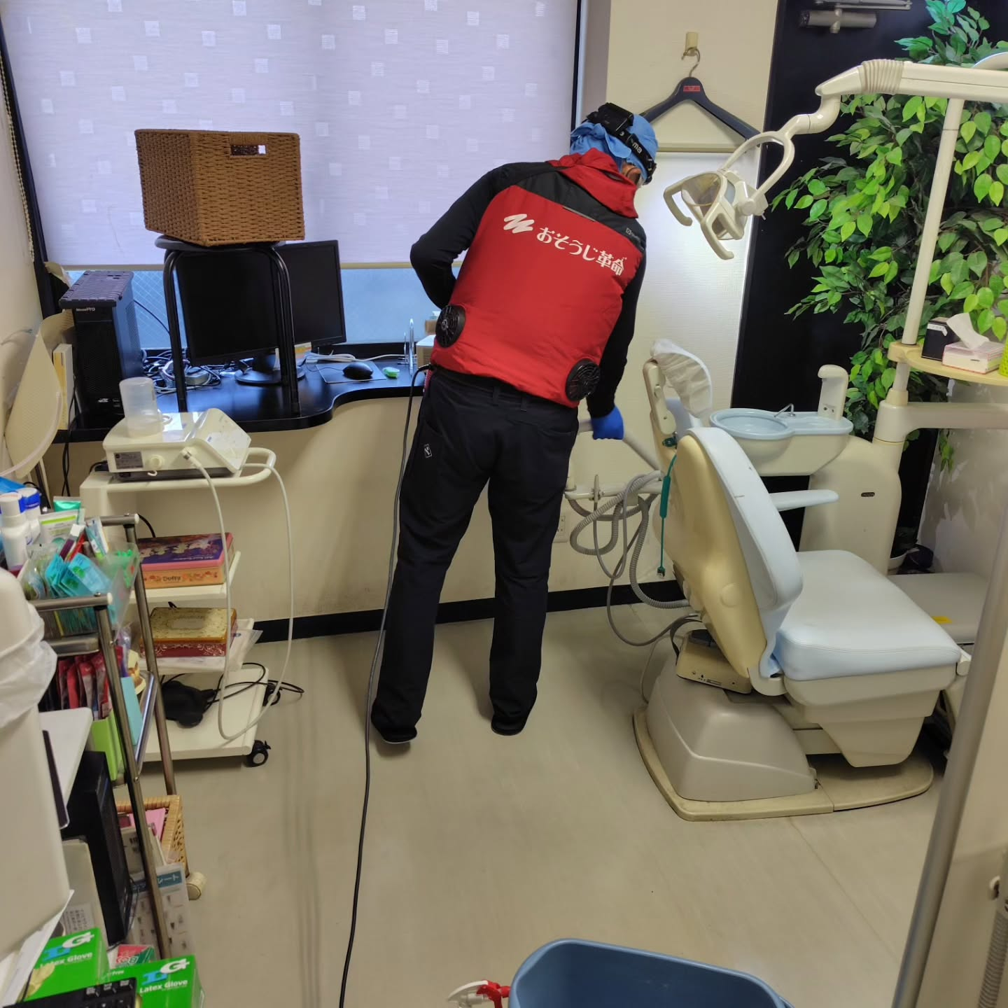 本日は定期的なクリニックの床の清掃日です。