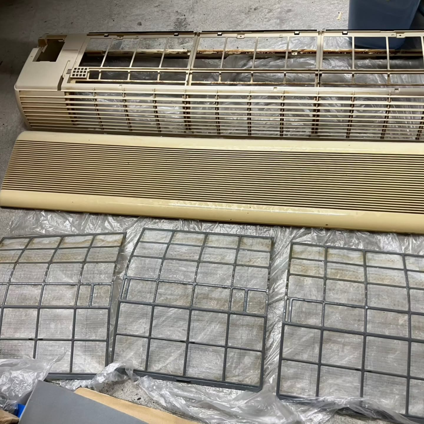 本日は、夕方から思い出のある工場でエアコンクリーニングの作業...
