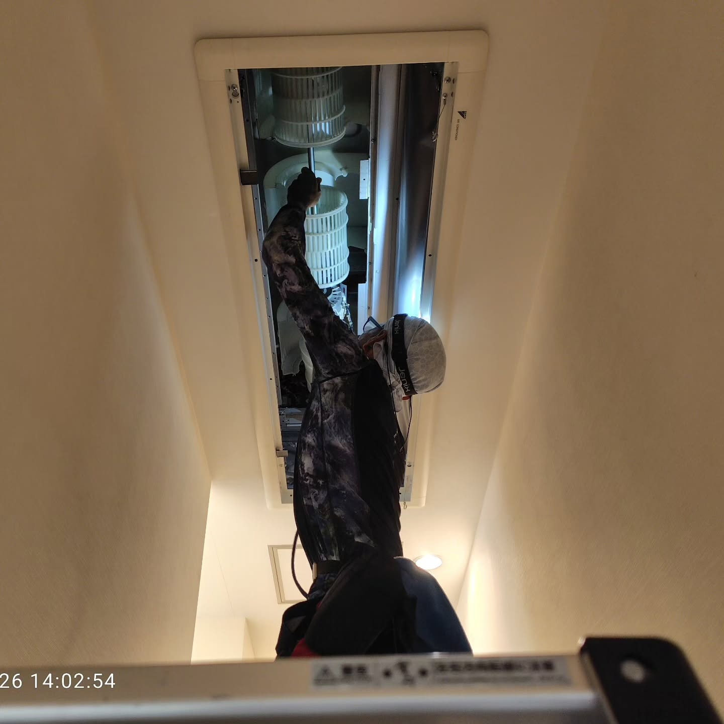 今日の午前中は、歯科医院の業務用エアコンクリーニングを行いま...
