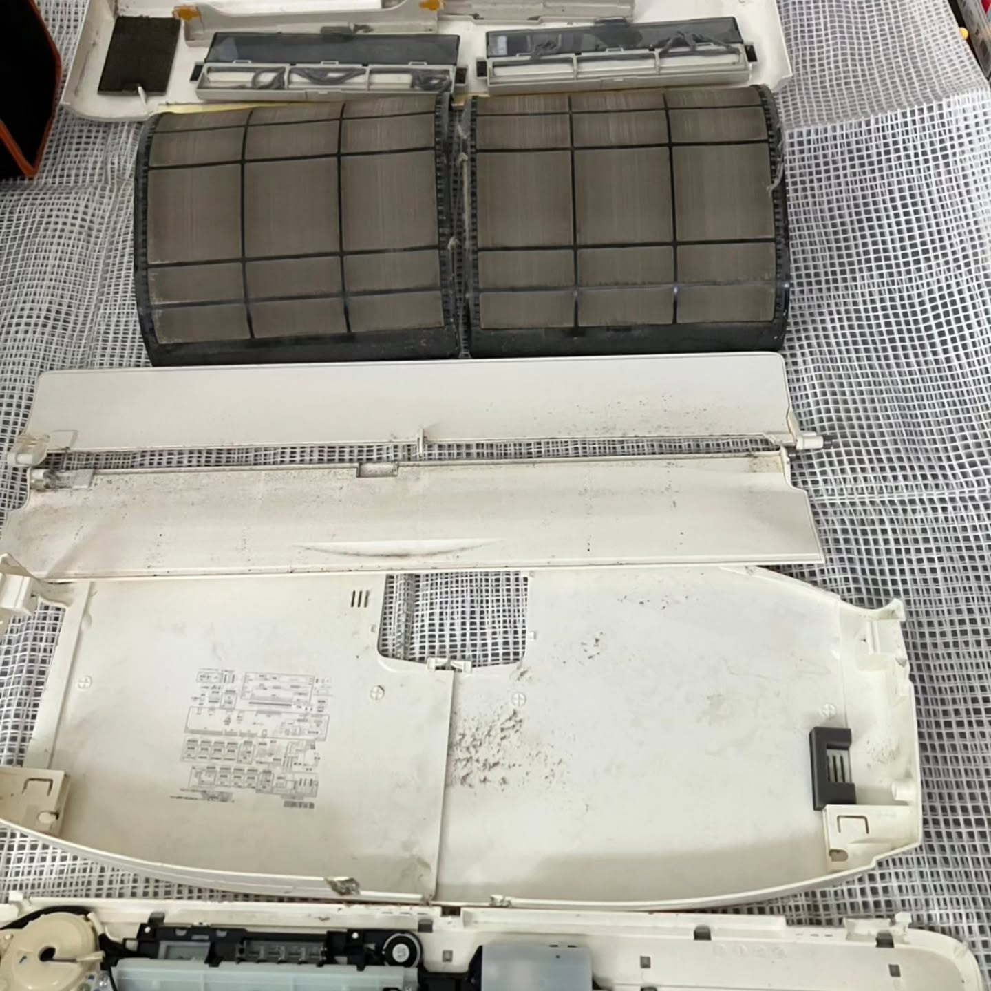 エアコンのお掃除機能だけでは不十分かも？
