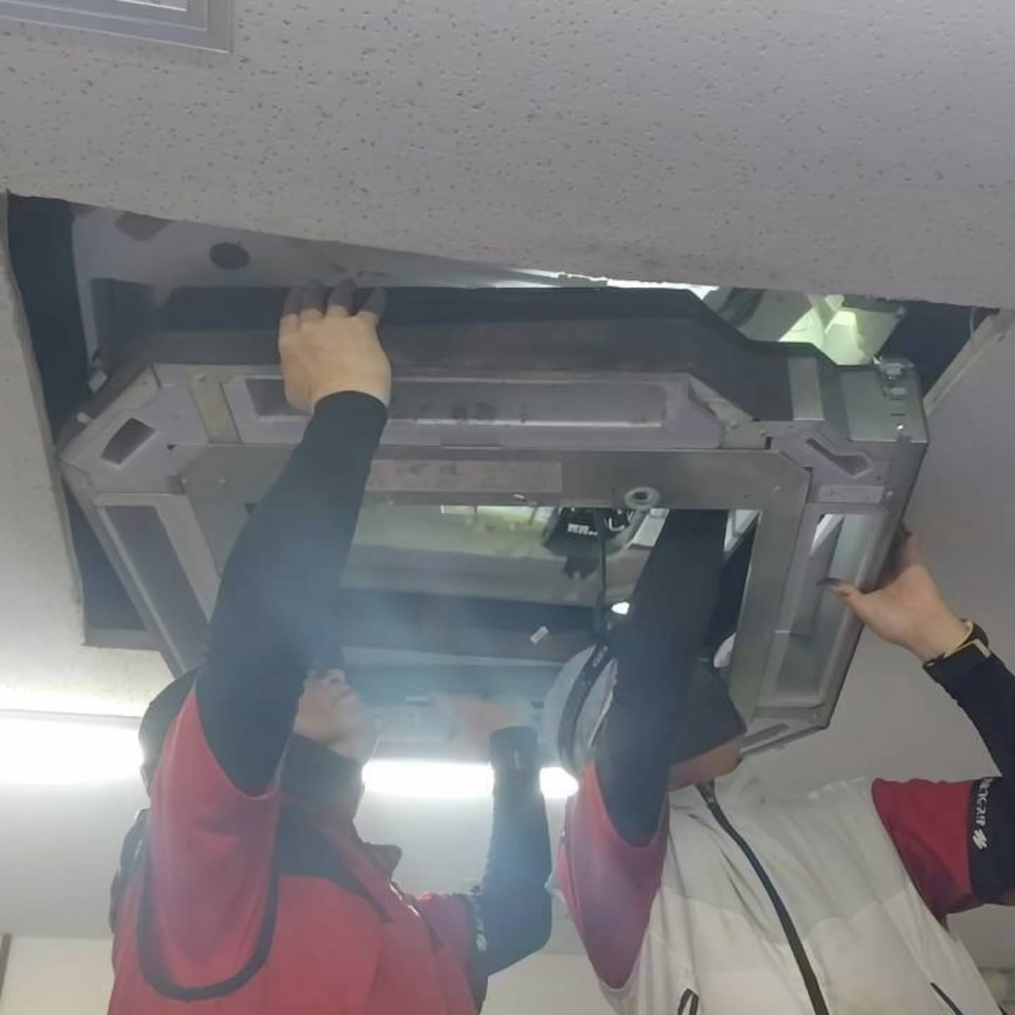業務用エアコンの清掃が無事に完了しました。