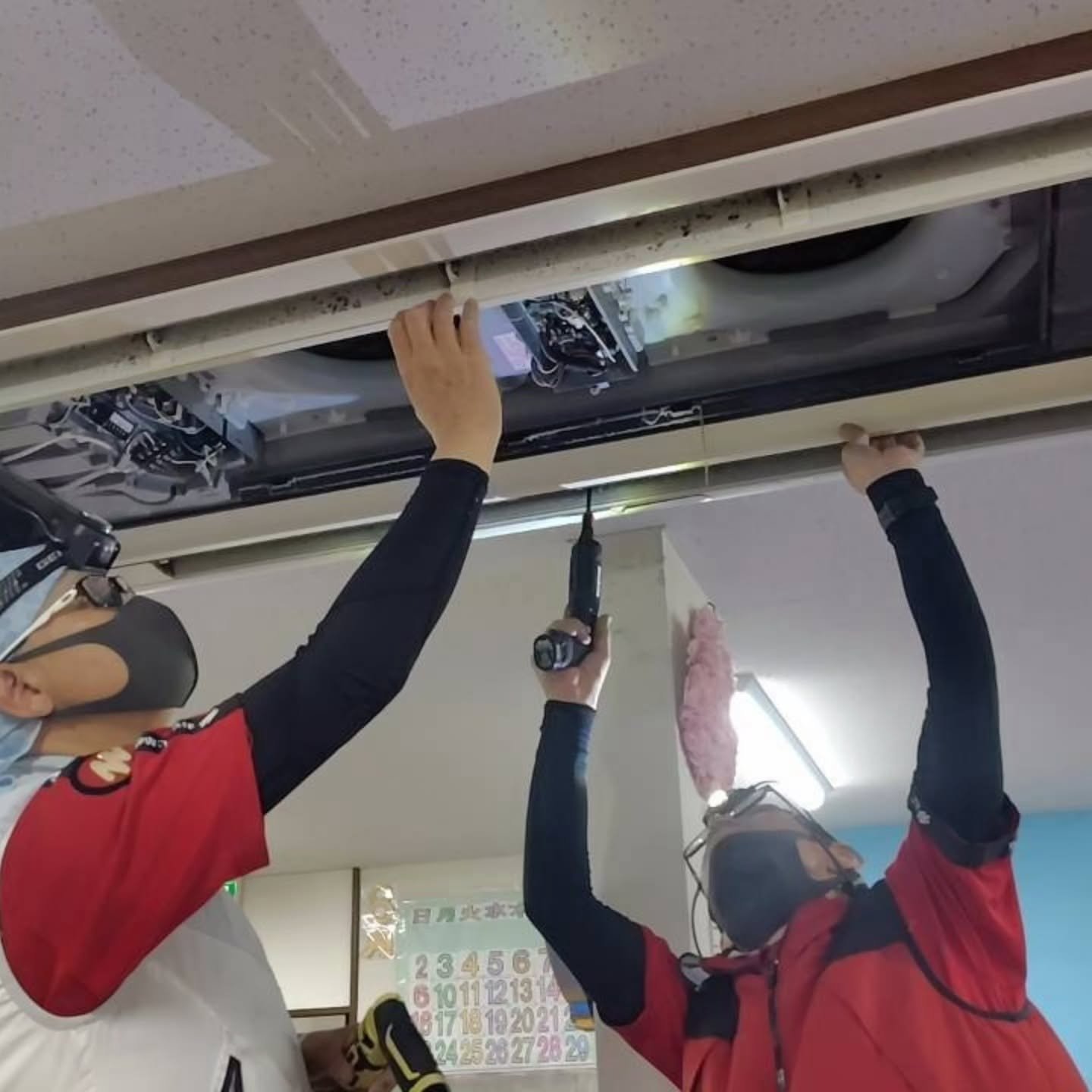 業務用エアコンの清掃が無事に完了しました。
