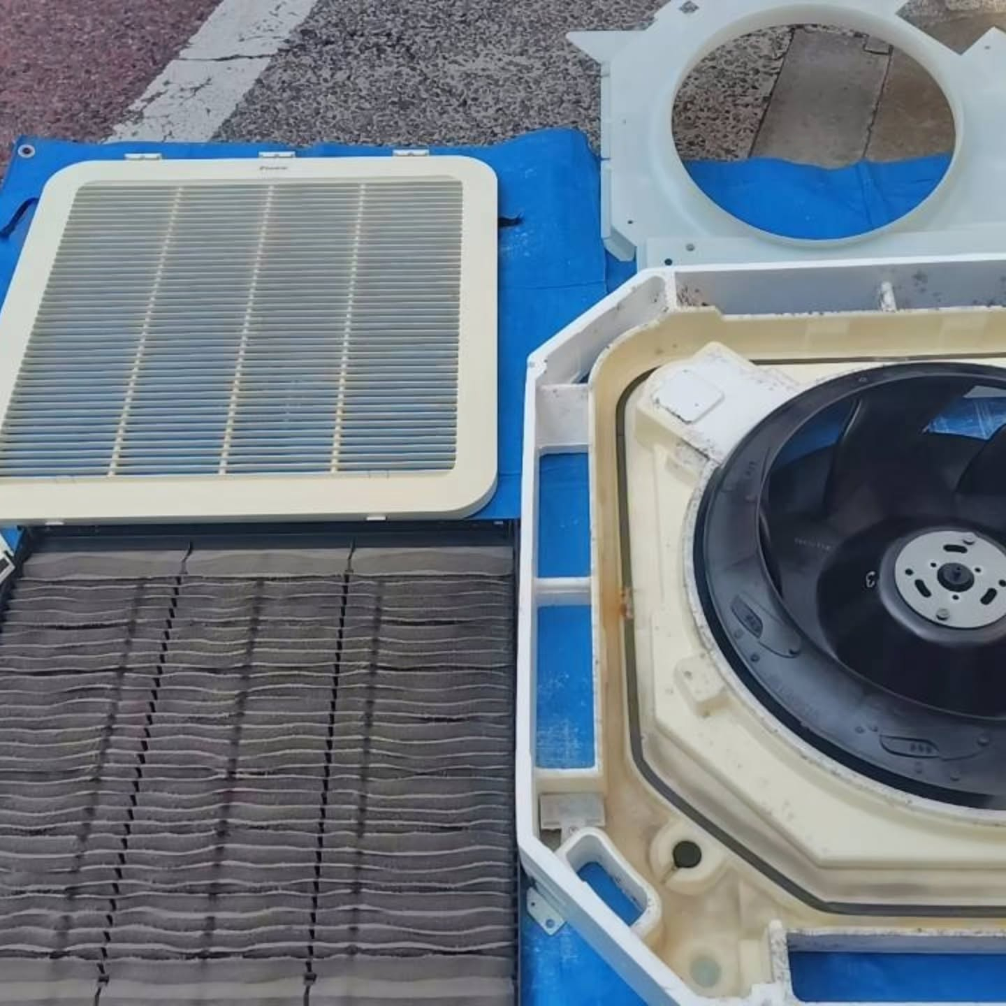 業務用エアコンの清掃が無事に完了しました。