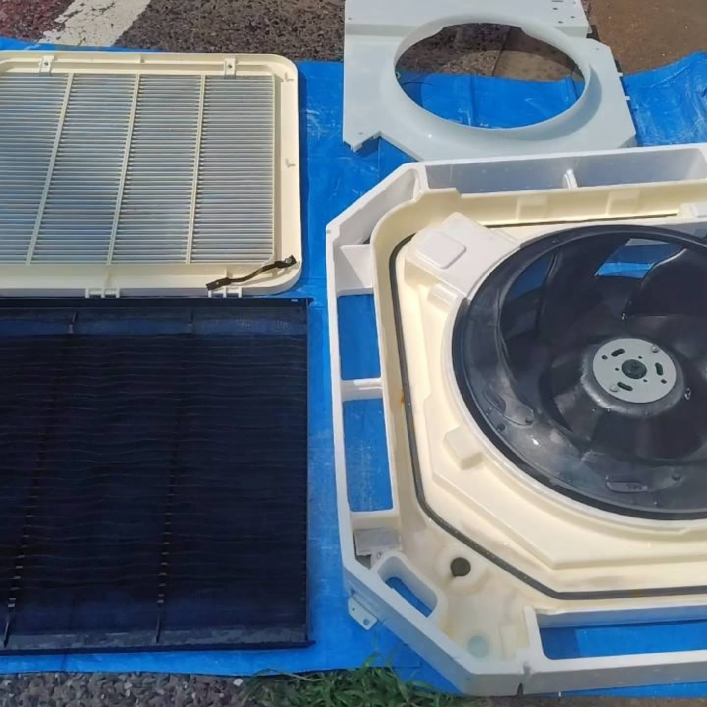 業務用エアコンの清掃が無事に完了しました。