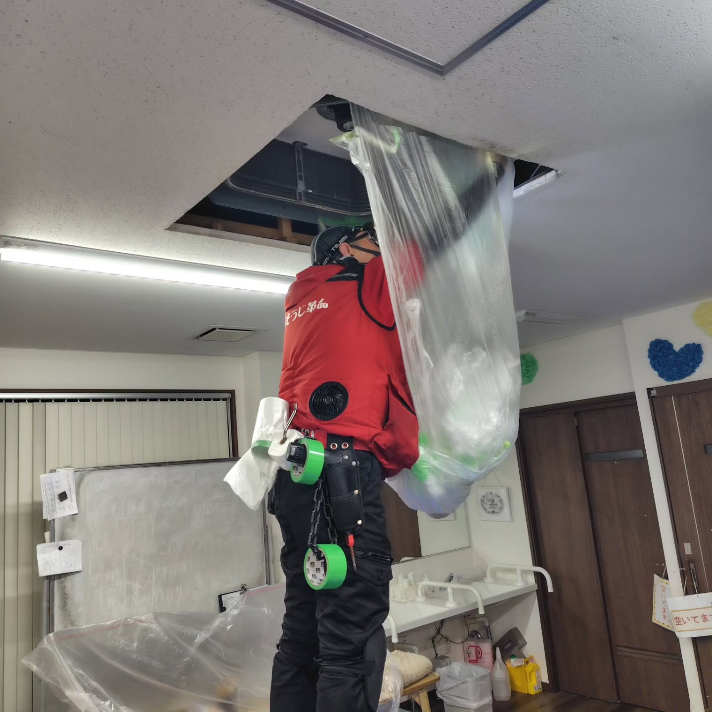 業務用エアコンの清掃が無事に完了しました。