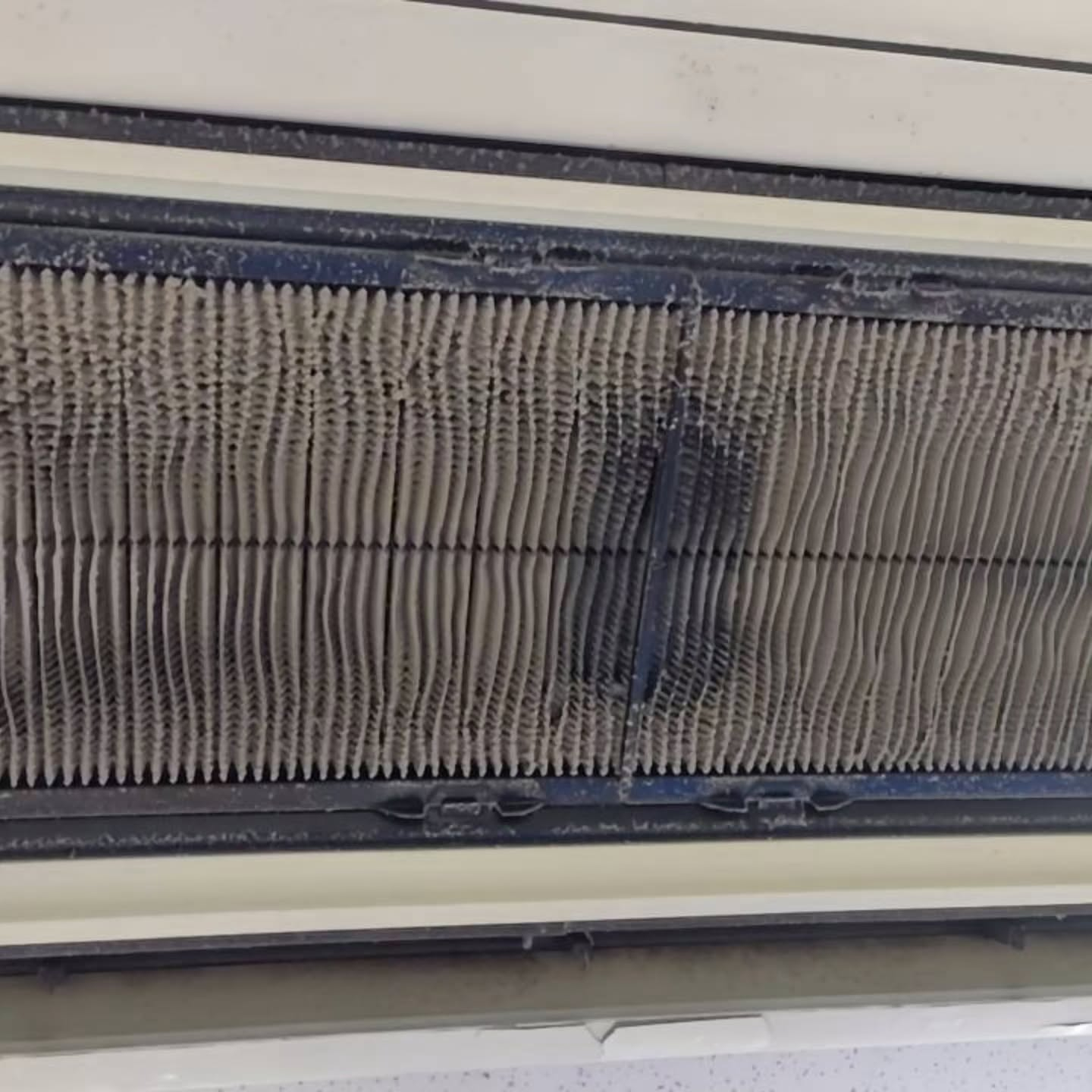 業務用エアコンの清掃が無事に完了しました。