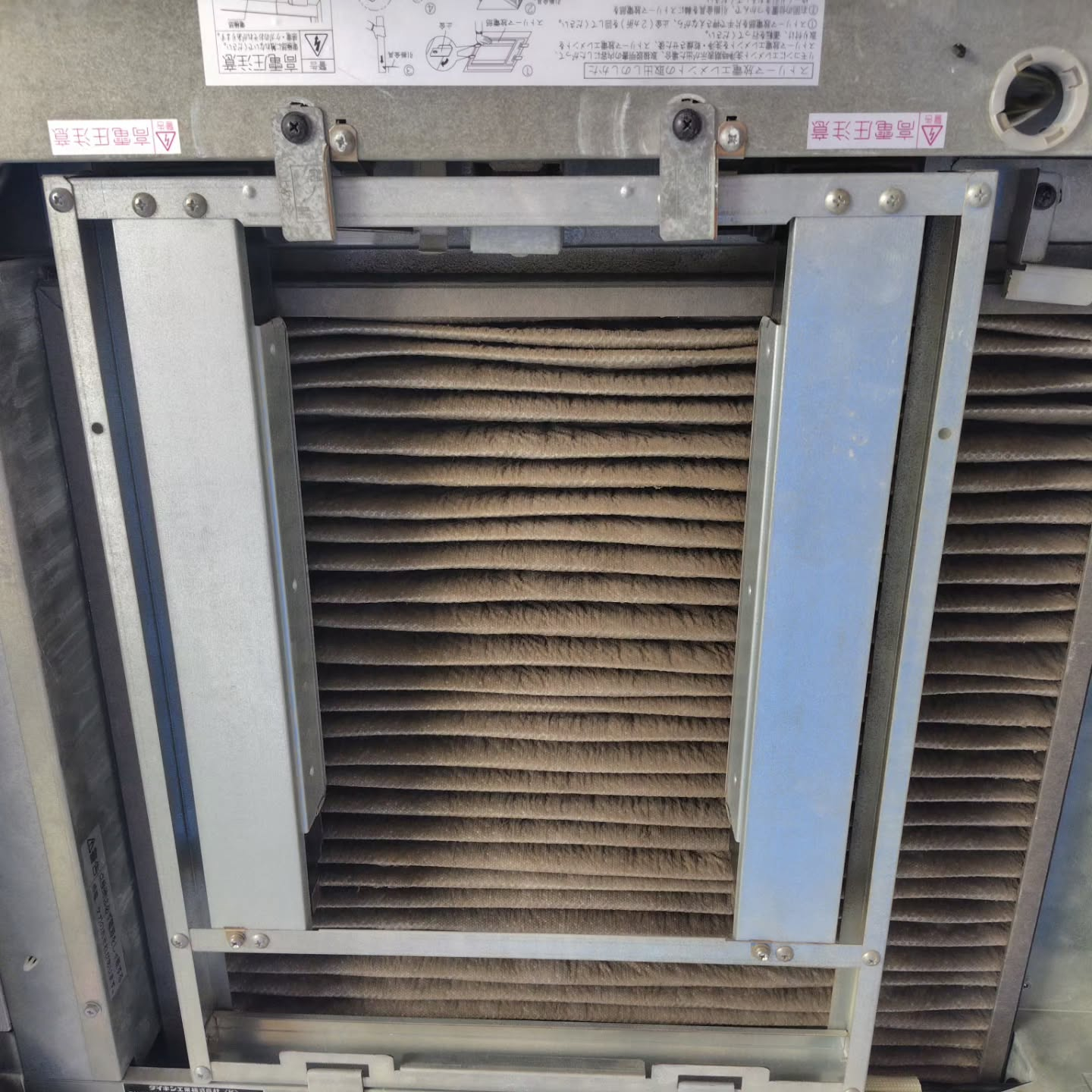 業務用エアコンの清掃が無事に完了しました。