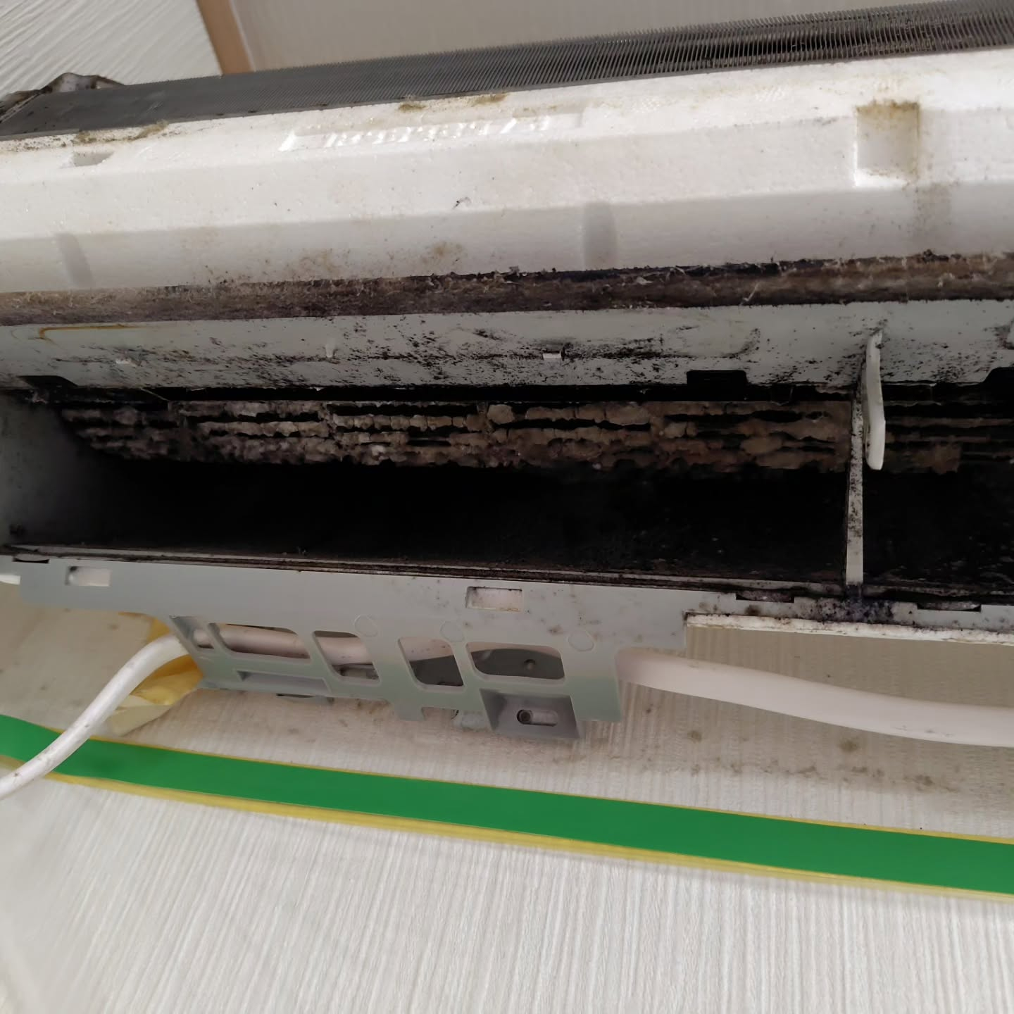 エアコンのすぐそばにネコちゃんのトイレを置くと、問題が発生す...