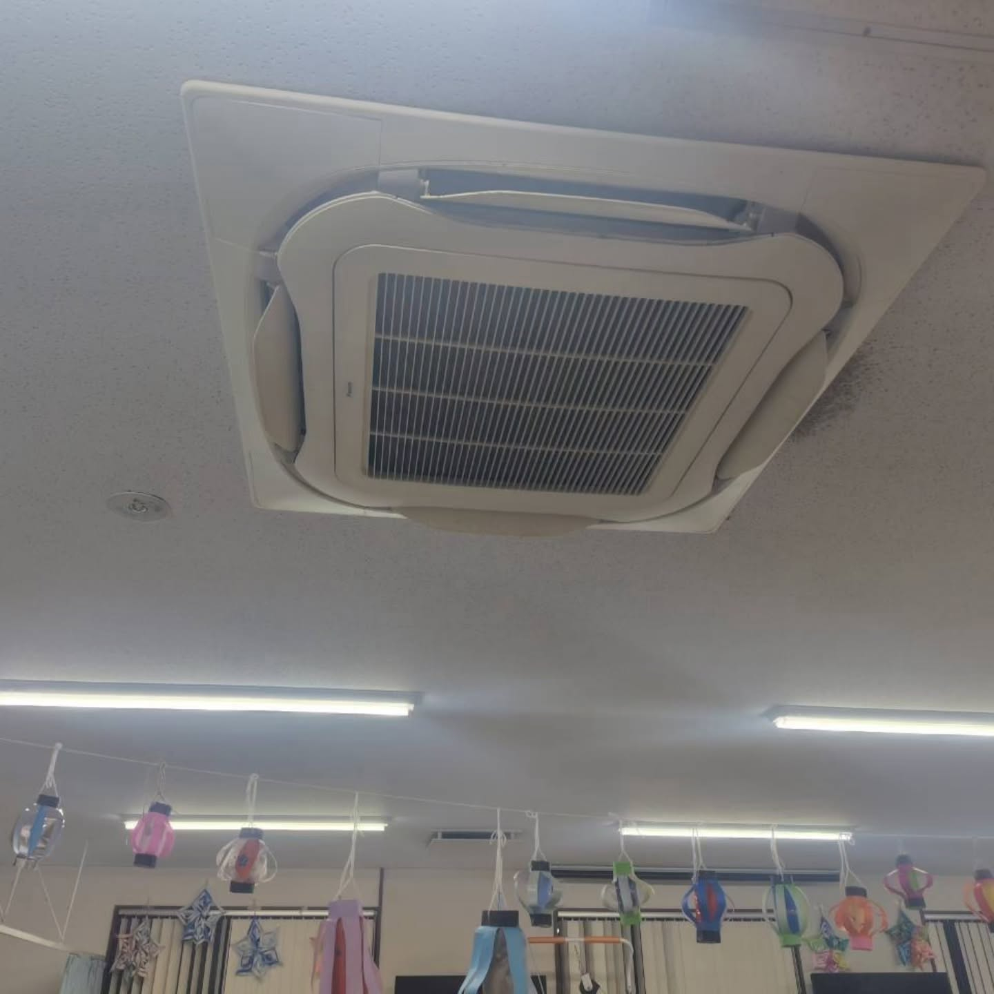 プロのエアコンクリーニングは、店舗やオフィスにおいて多くのメ...