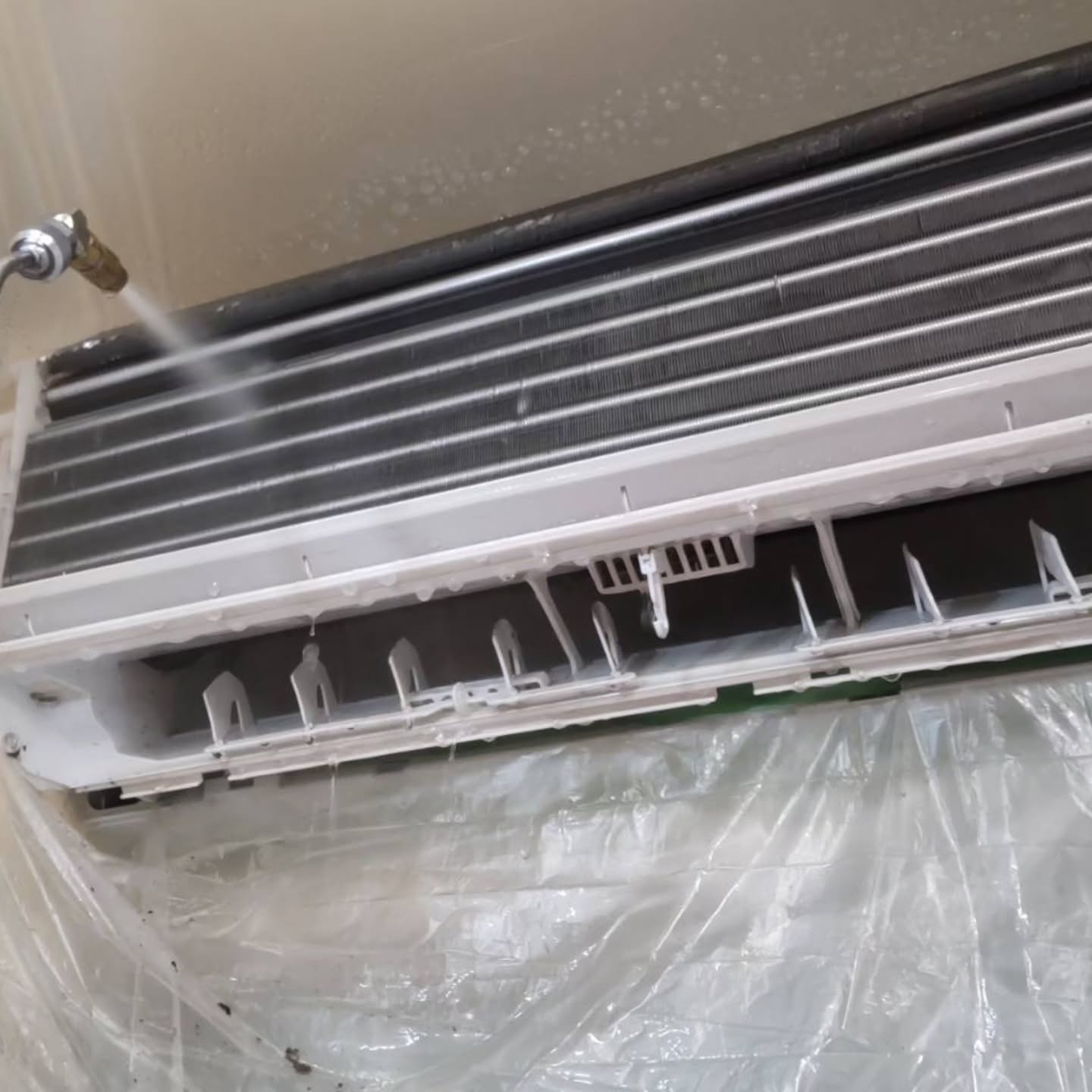 専門技術と専用機材を駆使したハウスクリーニングで、家全体を短...