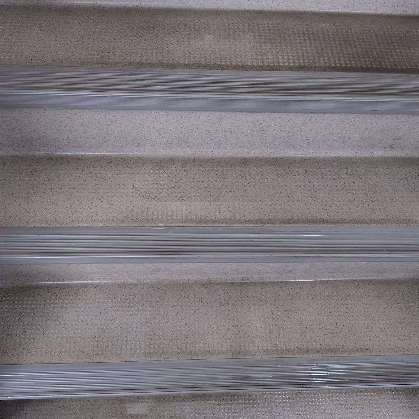 マンションの共用部の清掃でした。
