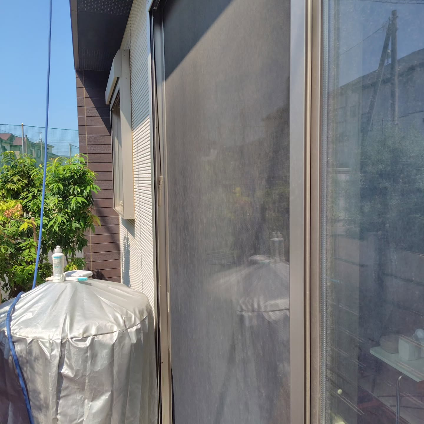 リフレッシュされた窓で家全体が明るく感じられます。